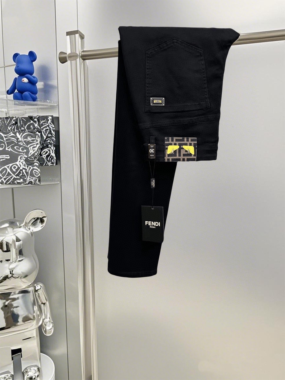 NO:430992,Fend Fendi 2025ss new original single hit small straight slim jeans super customized original hardware super heavy industry craftsmanship excellent style, impeccable details!  The style is not picky, the workmanship is high-end, the super good goods are not waiting for everyone, please start quickly, size 29-38 No 35 37,,fendi,fendi,jeans,alexander wang19860909Fend芬迪 2025ss新款原单爆款小直筒修身牛仔裤 超级定制款 原版五金 超级重工工艺 版型超赞,细节做工无可挑剔！款式不挑人,做工高档,超强好货不等人,看中赶紧下手,尺码29-38 无35 37,,fendi,fendi,jeans,alexander wang,Men's clothing