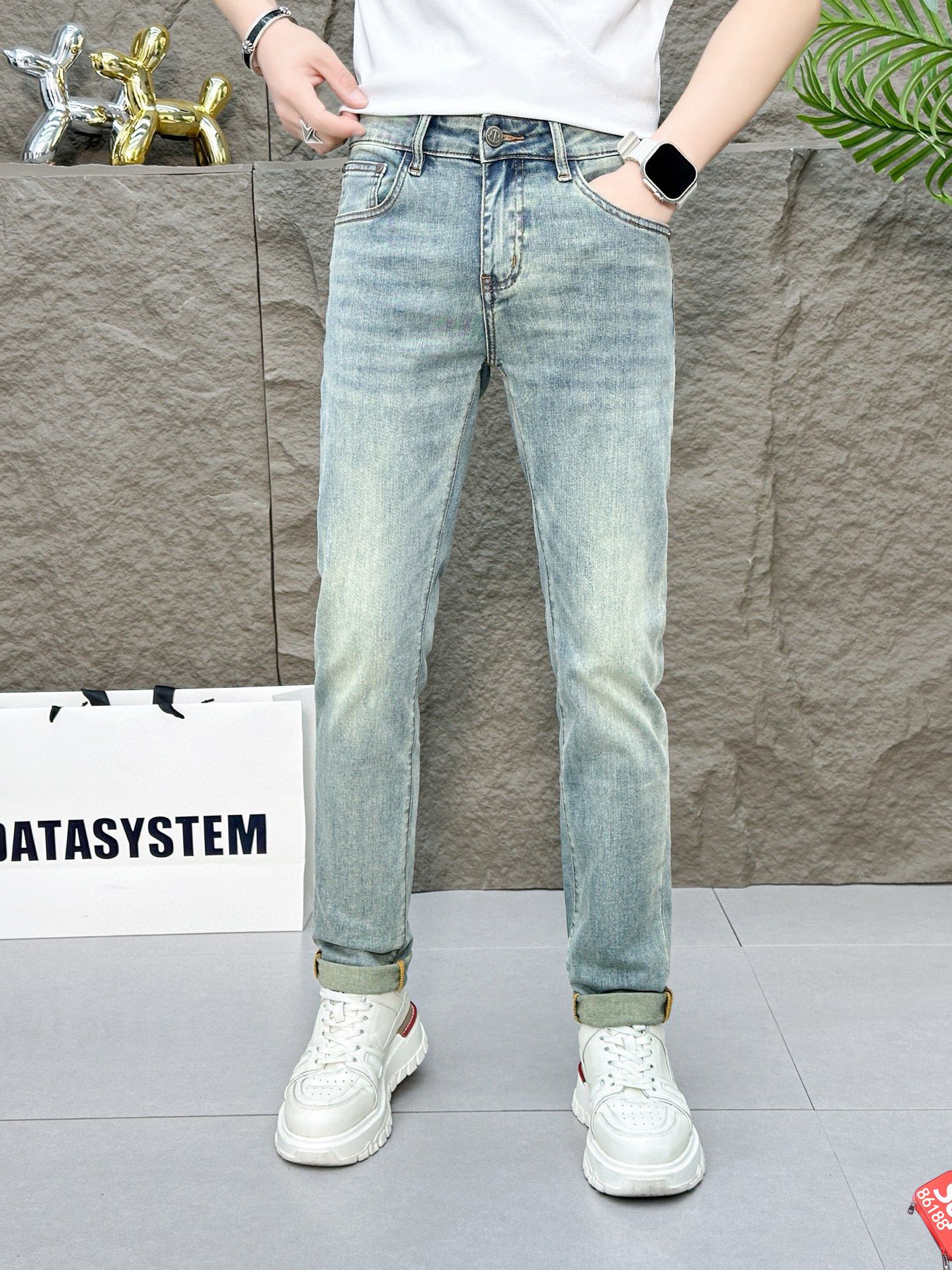 “Spring/Summer 2025 High-End Fashion Show: Tailored Calves, Gold Decorations, Unique Designs” - 图片 3