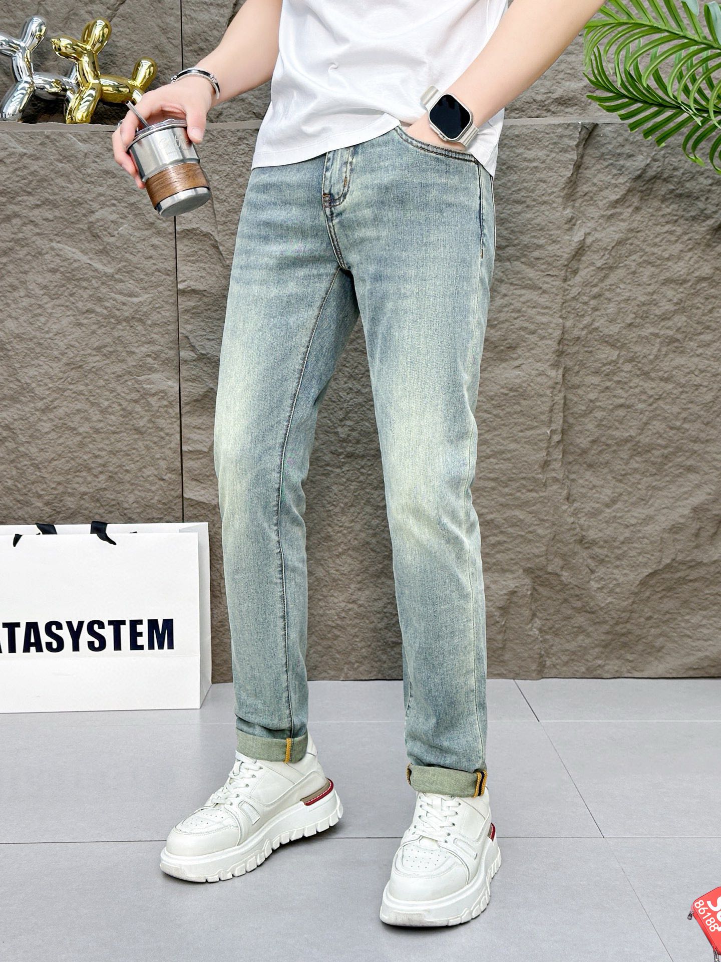 “Spring/Summer 2025 High-End Fashion Show: Tailored Calves, Gold Decorations, Unique Designs” - 图片 4