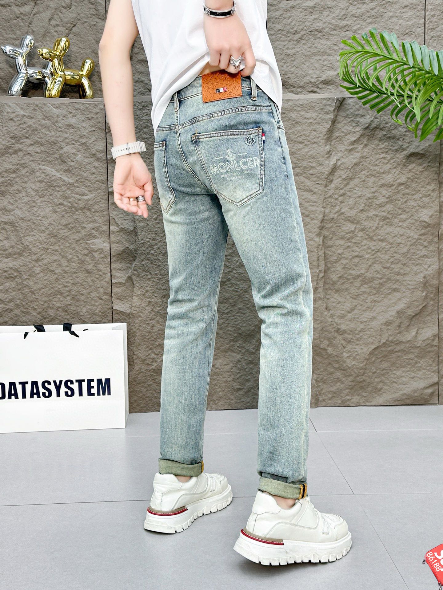 “Spring/Summer 2025 High-End Fashion Show: Tailored Calves, Gold Decorations, Unique Designs” - 图片 2