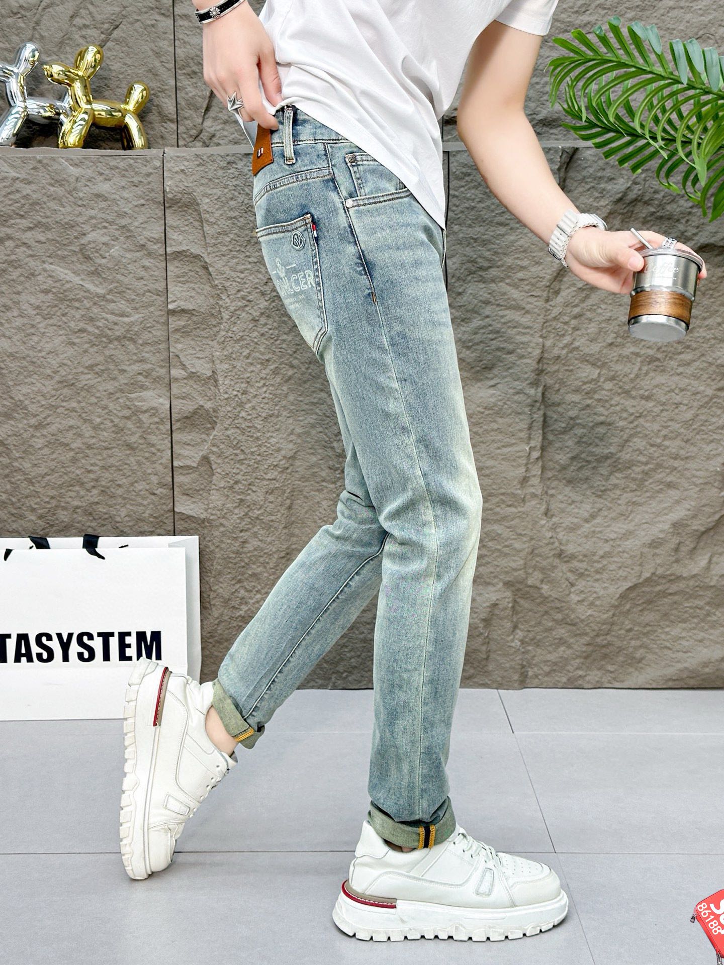 “Spring/Summer 2025 High-End Fashion Show: Tailored Calves, Gold Decorations, Unique Designs” - 图片 5