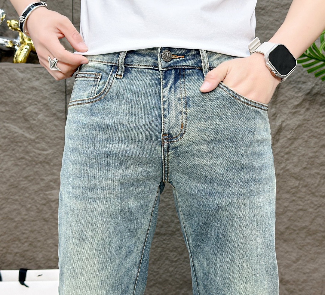 “Spring/Summer 2025 High-End Fashion Show: Tailored Calves, Gold Decorations, Unique Designs” - 图片 8
