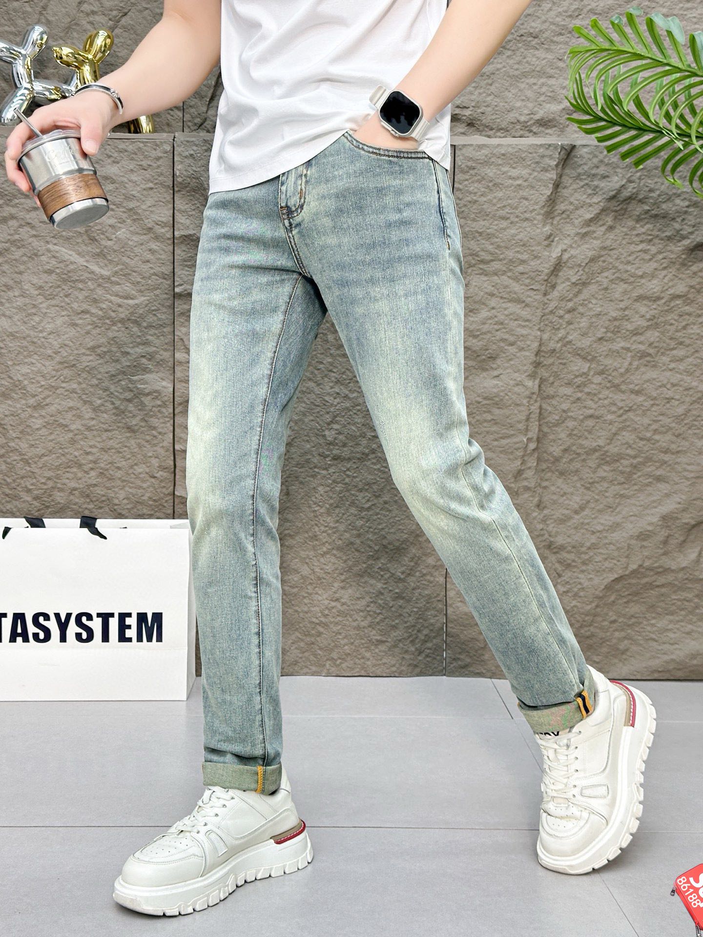 “Spring/Summer 2025 High-End Fashion Show: Tailored Calves, Gold Decorations, Unique Designs” - 图片 6