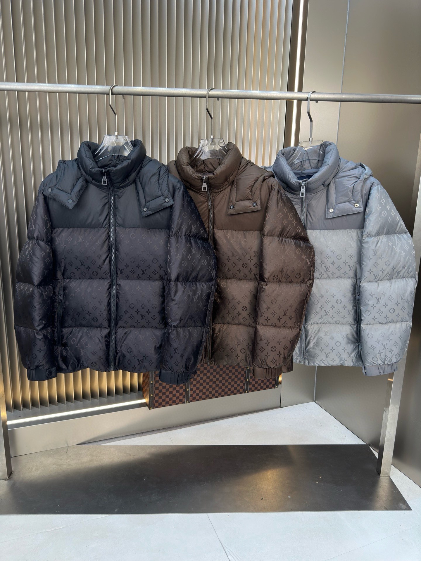 NO:745038,Special price gray 48.1 52.1 54.1 56.1 coffee 48.1 50.1 52.1 56.1 LV donkey home high-end recommended products 2025 autumn and winter men's original pure 90 down jacket!  Aristocratic descent, full of fluffiness, a weapon to keep out the cold, high-end top-notch ready-to-wear, the entire piece of clothing is designed with hand-heavy craftsmanship, and the parts inside that serve as skeleton support are covered with hand-made taped strips and waterproof coatings. Based on the silhouette of an outdoor jacket, it incorporates fashion design elements and is not based on merit.  Function-oriented, high-street wearable model. The filling is imported high-grade 90 white duck down feathers, which are high in weight and thick, and have excellent quick-heating and heat-containing thermal insulation effects. It gathers Zegna's traditional craft symbol pieces, and gives the new season's fashion vitality and fashion aesthetic value. It has a both elegant and harmonious style, and is the first choice for urban elite men. Size M-3XL, 178 140 pounds, wear L slim fit, can wear up to 190 pounds, Louis  vuitton,louis vuitton,zegna,louis vuitton,down jacket,19860909特价  灰色 48.1 52.1 54.1 56.1 咖色 48.1 50.1 52.1 56.1 LV驴家 高端推荐牛货 2025秋冬款男士原单纯正90羽绒服！贵族血统 蓬松感十足 御寒神器 高端顶尖一线成衣,整件衣服采 用手重工艺设计,内里作为骨架支持的部位都遍布手工压胶条,防水涂层,以户外冲锋衣的廓形为基调,融入了时装的设计元素,不以功 能性为主导,高街实穿款.填充物为进口高级甄选90白鸭绒羽毛,高克重厚实,速热以及聚温保暖效果极好.聚集了杰尼亚传统工艺 符号片, 并赋予了新一季时尚活力和时装美学价值,亦庄亦谐的风格,都市精英男士首选.尺码M-3XL,178 140斤穿L修身 最大可穿190斤,,louis vuitton,louis vuitton,zegna,louis vuitton,down jacket,,Men's clothing