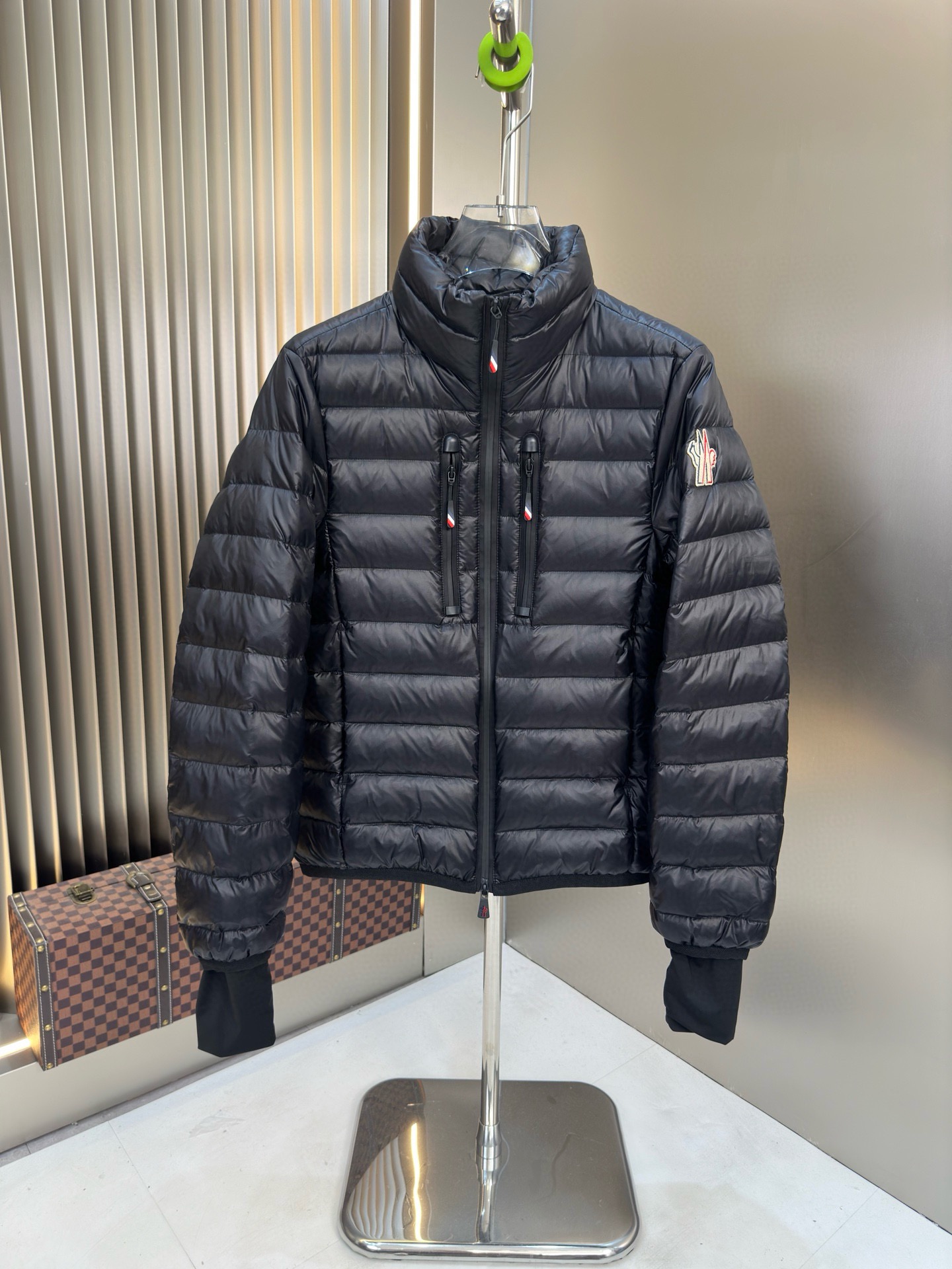 NO:745080,Special price 50.2 52.1 Special price products are non-refundable and non-exchangeable. The listed price is the actual price. Mon Mengkou, high-end recommended products, 2025 autumn and winter men's original pure 90 down jacket!  Aristocratic descent, full of fluffiness, a weapon to keep out the cold, high-end top-notch ready-to-wear, the entire piece of clothing is designed with hand-heavy craftsmanship, and the parts inside that serve as skeleton support are covered with hand-made taped strips and waterproof coatings. Based on the silhouette of an outdoor jacket, it incorporates fashion design elements and is not based on merit.  Function-oriented, high-street wearable model. The filling is imported high-grade 90 white duck down feathers, which are high in weight and thick, and have excellent quick-heating and thermal insulation effects. It gathers Zegna's traditional craft symbol pieces and gives the new season's fashion vitality and fashion aesthetic value. It has a both elegant and harmonious style, and is the first choice for urban elite men. Size M-3  jacket,19860909特价 50.2 52.1 特价产品不退不换 标价就是实价 Mon蒙口 高端推荐牛货 2025秋冬款男士原单纯正90羽绒服！贵族血统 蓬松感十足 御寒神器 高端顶尖一线成衣,整件衣服采 用手重工艺设计,内里作为骨架支持的部位都遍布手工压胶条,防水涂层,以户外冲锋衣的廓形为基调,融入了时装的设计元素,不以功 能性为主导,高街实穿款.填充物为进口高级甄选90白鸭绒羽毛,高克重厚实,速热以及聚温保暖效果极好.聚集了杰尼亚传统工艺 符号片, 并赋予了新一季时尚活力和时装美学价值,亦庄亦谐的风格,都市精英男士首选.尺码M-3XL,178 140斤穿L修身 最大可穿190斤,,zegna,Moncler,down jacket,,Men's clothing