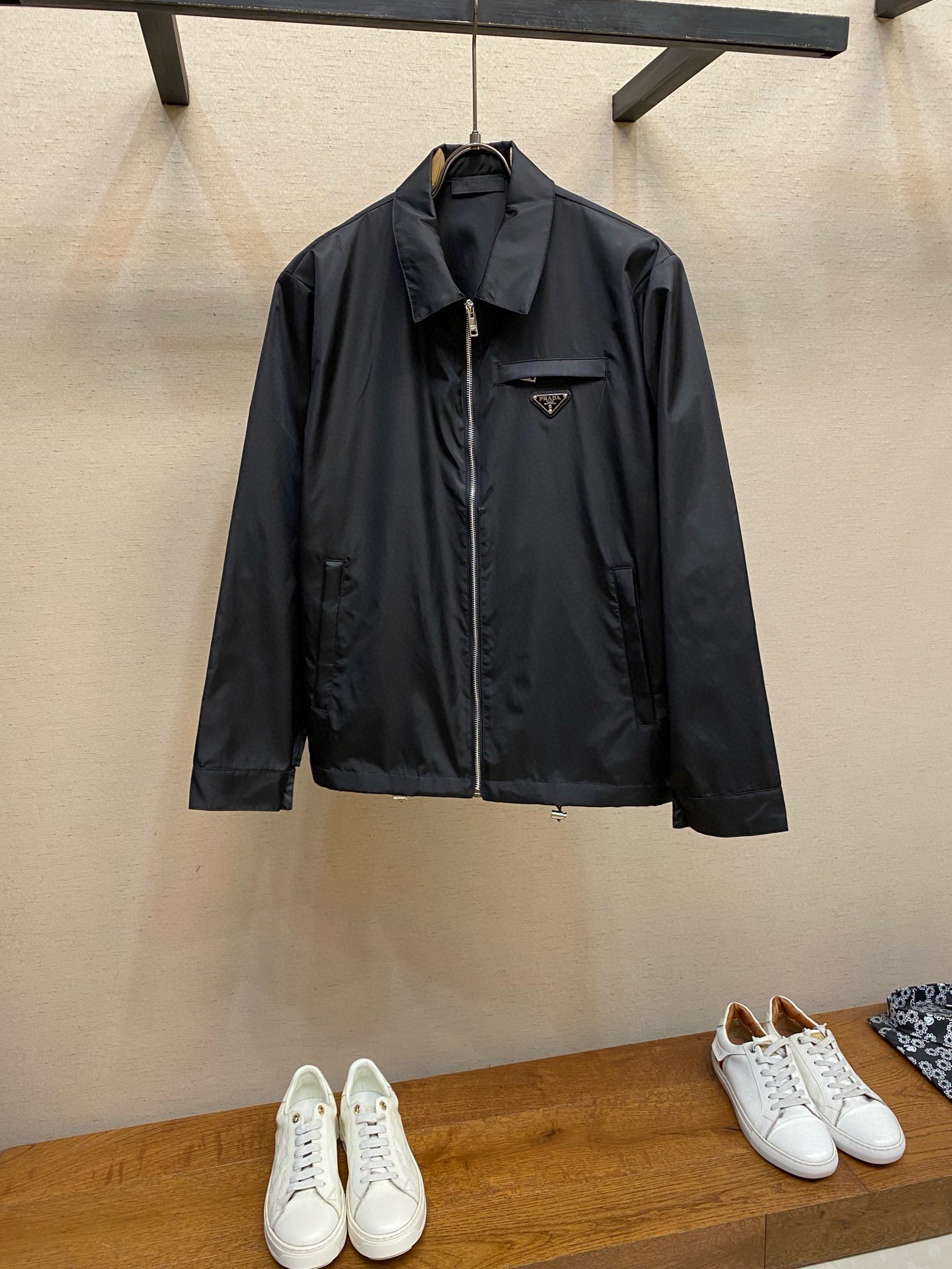 NO:936900,Prada 2026 autumn and winter new fashionable lapel jacket is on the market. It is a fashionable lapel business jacket with renewable nylon fabric imported from Italian counters. The European counters are synchronized, the upper body is more casual and generous, and the counter’s original hardware is a new luxury high-end customized accessory!  Luxury brand characteristics logo The latest model is launched in the counter, the highest quality shipments in the market, original accessories, the ultimate luxury!  Soft and comfortable. The upper body is very handsome!  Suitable for any scene in autumn and autumn, black, sizes 48-56 (178, 140 pounds, L, max 195 pounds), prada, prada, jackets & coats, jackets & coats,19860909Prad普拉达 2026秋冬季新款上市时尚翻领夹克 意大利进口专柜可再生尼龙面料时尚翻领商务夹克外套.欧洲专柜同步,上身更随意大方,专柜原版五金奢华高档定制配饰新作！奢华品牌特质logo 专柜最新款上市,市场最高品质出货、原版辅料,奢华极致！柔软舒适.上身爆帅！秋秋季节适合任意场景 黑色 尺码48-56（178 140斤穿L 最大穿195斤）,,prada,prada,jackets & coats,jackets & coats,,Men's clothing