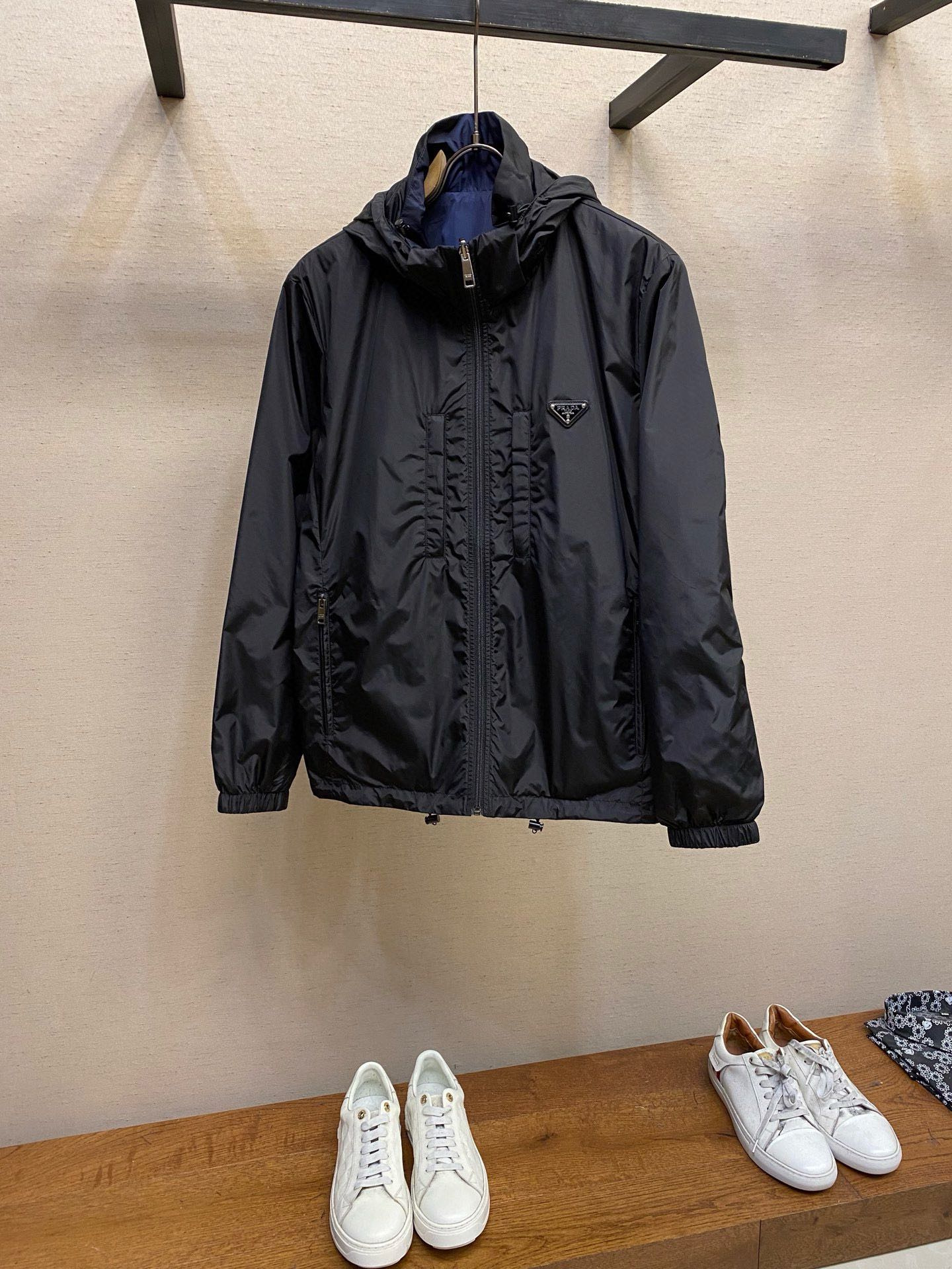 NO:936898,Prad Prada reversible black with blue red with black detachable hood jacket 2026 autumn and winter new detachable hood jacket This jacket is made of recycled nylon fabric fabric from the counter. The sporty style and exquisite simple tone make it particularly eye-catching. The recycled nylon fabric fabric is a dense and lightweight waterproof fabric made of fine microfiber yarns made from recycled plastic materials. The jacket has a regular fit, straight-cut sleeves and straight-cut hem design, and heat-sealed seams inside Black with blue  Red with black, size 48-56 178, 140 pounds wears L, maximum wears 195 pounds,, prada, prada, jackets & coats, jackets & coats, hats,19860909Prad普拉达 双面穿 黑配蓝 红配黑 可拆卸帽夹克 2026秋冬新款可拆卸帽子外套 这款外套采用专柜可再生尼龙织物面料打造,运动格调和精美的简约基调令其分外夺目.再生尼龙织物面料是再生塑料材质所制的精细微纤维纱线打造的密实轻盈防水面料.外套呈常规版型、直裁衣袖和直裁下摆设计,内里热封饰带接缝 黑色配蓝色 红色配黑色 尺码48-56 178 140斤穿L 最大穿195斤,,prada,prada,jackets & coats,jackets & coats,hats,,Men's clothing