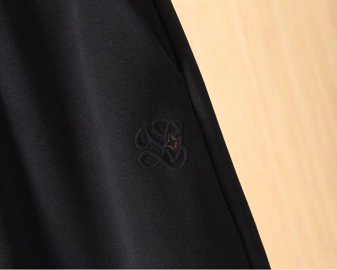 Loewe罗意威 硬货推荐！2025秋冬专柜新品大爆款高端休闲裤松紧裤！奢华品牌logo重工艺点缀 随意