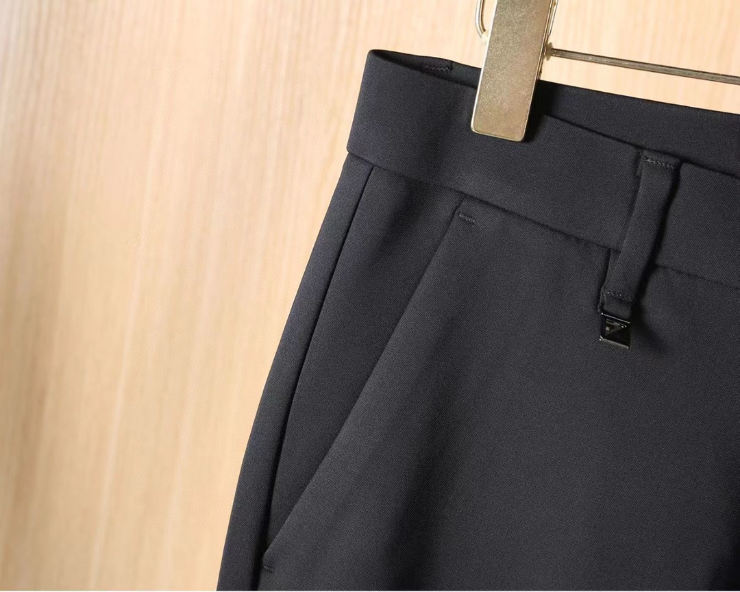 Fend芬迪 2025秋冬亚洲专柜系列最新款！高端订制修身偏小脚休闲裤西裤 定制五金辅料 日常商务时尚休