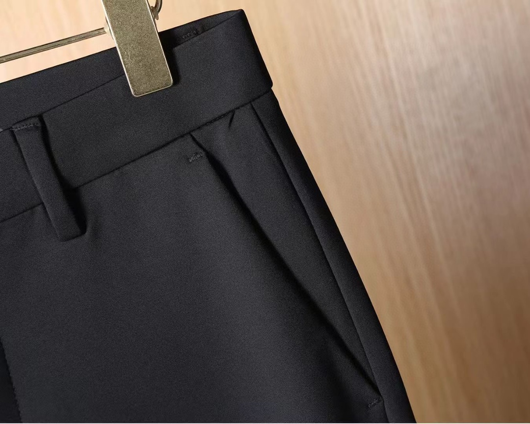 Fend芬迪 2025秋冬亚洲专柜系列最新款！高端订制修身偏小脚休闲裤西裤 定制五金辅料 日常商务时尚休