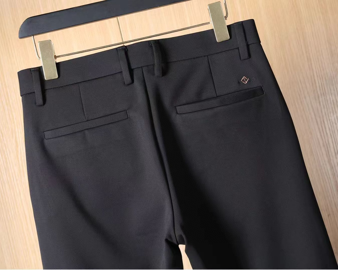 Fend芬迪 2025秋冬亚洲专柜系列最新款！高端订制修身偏小脚休闲裤西裤 定制五金辅料 日常商务时尚休