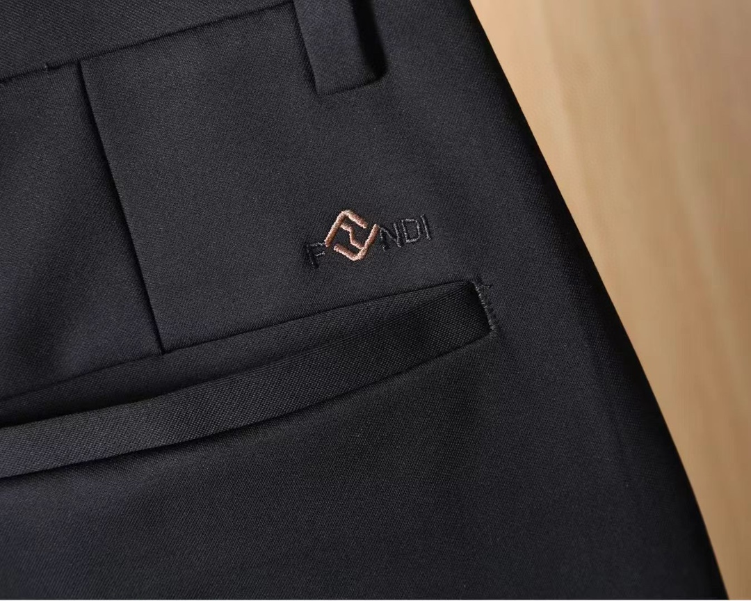 Fend芬迪 2025秋冬亚洲专柜系列最新款！高端订制修身偏小脚休闲裤西裤 定制五金辅料 日常商务时尚休