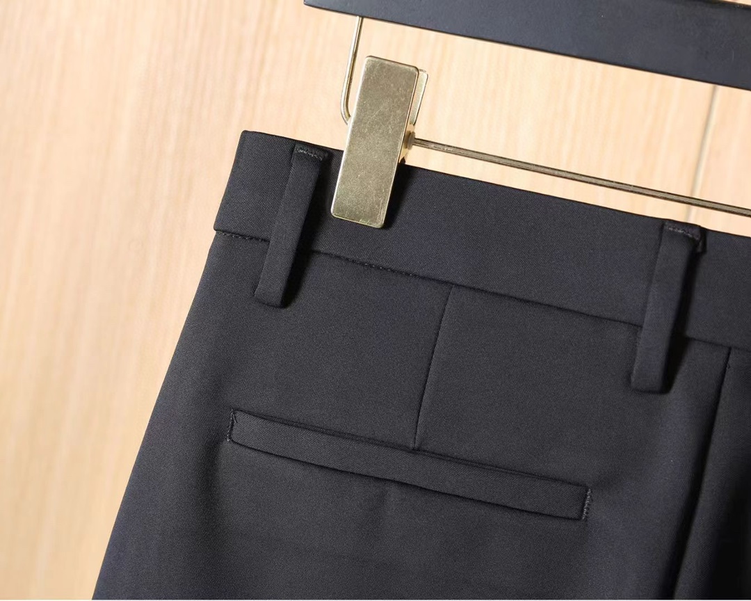 Fend芬迪 2025秋冬亚洲专柜系列最新款！高端订制修身偏小脚休闲裤西裤 定制五金辅料 日常商务时尚休