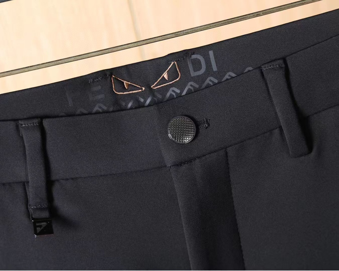 Fend芬迪 2025秋冬亚洲专柜系列最新款！高端订制修身偏小脚休闲裤西裤 定制五金辅料 日常商务时尚休