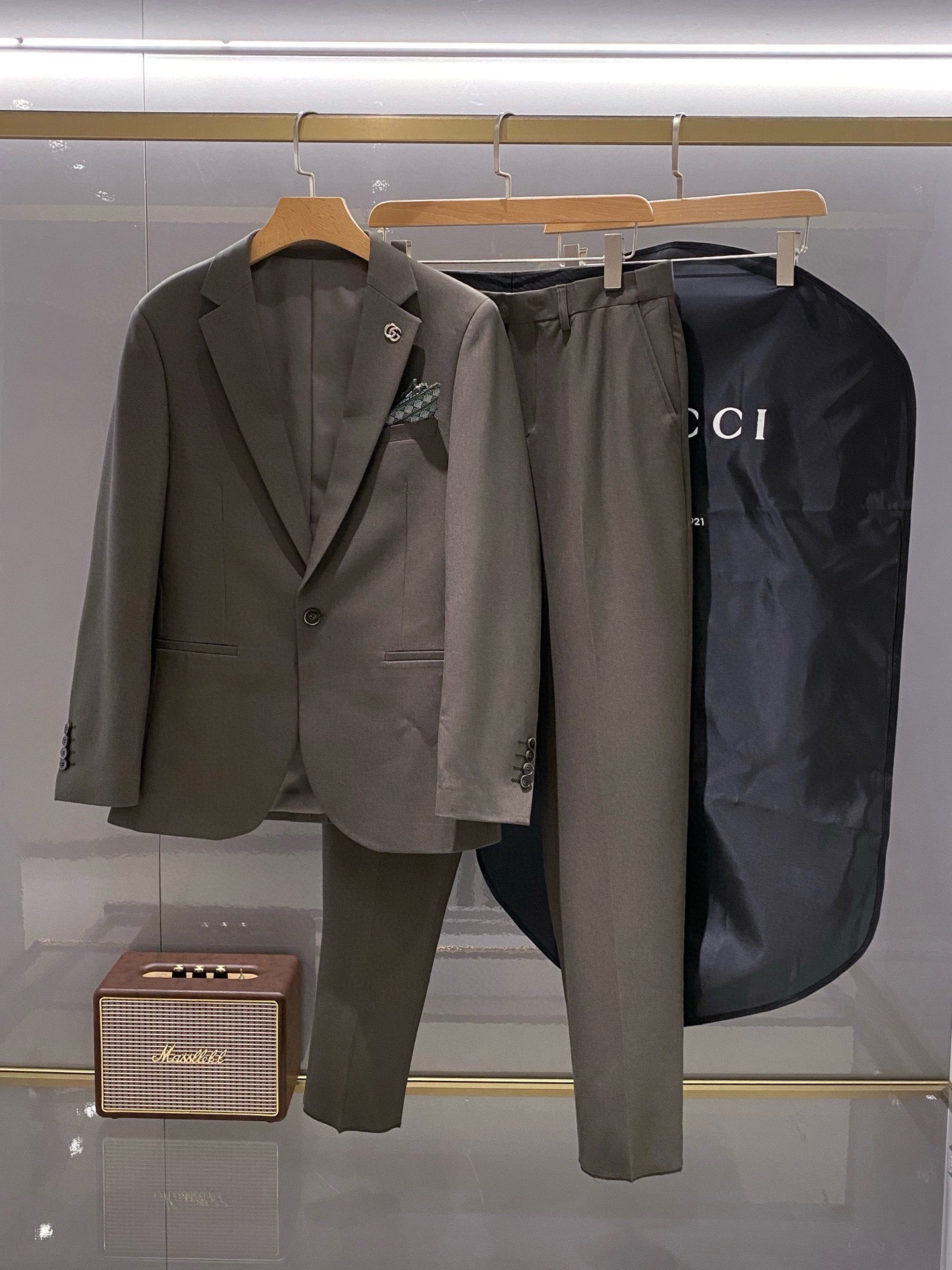 NO:871081,Gucc G Home 25Fw new autumn and winter suits and suits!  - Men's suits are trendy and fashionable workplace styles, a must-have in the wardrobes of business and travel elites. Suits are simply the face of men. Suits are also a classic item in men's wardrobes. For men's formal wear, the collar brand classic GU metal LOGO brooch, accessories are beautiful green pocket square, super generous, one-button suit, a classic style that will be released every quarter!  The style is really great when worn, a strong benefit!  Neat and ergonomic tailoring, the upper body is tall and handsome, comfortable and slim, and the gentleman's demeanor can be seen at a glance. The selected suit fabrics, 18 viscose fiber, 77 polyester fiber, 5 spandex, are soft and delicate to the touch, with good luster and elasticity. The silhouette and waist cutting add more comfort to the clothes of sportsmen, making them look slim but handsome!  Whether it is the rigorous professionalism in business negotiations or the groom's style at the wedding scene, a suit can always bring out the charm of a man. He is like an old friend, accompanying every important moment, witnessing growth and transformation. Life requires a sense of ritual, and a decent suit is the best annotation of this sense of ritual. It is used to make high-end professional attire and business formal suits, and is famous for its classic and solemn design style. The suit production process requires high requirements, takes a long time, and is a high-end business casual suit that can be worn in all seasons!  The fabric is smooth, smooth to the touch, plump and waxy, and has a crisp appearance. High-quality raw materials are selected, and the solid and practical quality of the materials is visible. Regarding the details, traditional tailoring art is integrated with modern production techniques. Fully imported automatic cutting is used, and each piece of fabric has almost zero error.  , and then hand-stitched by top tailors to ensure the fit and beauty of every part. The two darts on the front are based on the principles of ergonomics, making it slim-fitting but not tight. The cutting is neat and smooth, as if it is a poem tailor-made for gentlemen. The elasticity on both sides of the waistband of the trousers is adjustable!  The classic notch lapel design, the collar is decorated with a beautiful brooch, and the detachable brooch allows you to switch styles at will, making the suit look more stylish and enhancing the details of the overall match. The suit is designed with a center slit in the back, and the suit style is classic and unconventional, simple and elegant. The placket and collar adhere to purely hand-sewn arch stitches, and are all made by master craftsmen according to the labor time per meter.  The price is time-consuming and labor-intensive, and every stitch is rigorous and sophisticated. There are no burrs or stitches on either the front or back. Hand-made sleeves, hand-buttoned, hand-calibrated, hand-made wiring can be seen everywhere, etc. It is delicate and smooth, effectively reducing static electricity in autumn and winter, and has a high-class feel both on the outside and on the inside. It is worth buying for any man, and can support your face in various formal occasions!  Warm reminder: Suits are not sold separately, and the sizes are not adjusted separately. Each set comes with a dust bag, color gray green [Size] 48 ~ 56 Top, size 48 bust 102-shoulder width 43-sleeve length 61-shirt length 70 size 50 bust 106-shoulder width 44-sleeve length 62-shirt length 71 size 52 bust 110-shoulder width 45-sleeve length 63-shirt length 72  Size 54: Bust 114 - Shoulder width 46 - Sleeve length 64 - Clothes length 73 Size 56: Bust 118 - Shoulder width 47 - Sleeve length 65 - Clothing length 74 Bottoms trousers Size 48 Waist 80 - Hips 104 - Length 108 Size 50 Waist 82 - Hips 108 - Length 108 Size 52 Waist 84 - Hips 112 - Length 109  Size 54: waist 86-hip 116-pant length 109 Code 56: waist 88-hip 120-pant length 110,,gucci,gucci,business suit,brooch,breastpin,19860909Gucc G家 25Fw秋冬季新款套装西装西服！-男士套西潮流时尚的职场风格,商旅精英衣橱必备臻品,西装简直就是男人的门面.西装,也是男人衣橱里的经典单品,男士正装穿搭,衣领品牌经典GU家金属LOGO胸针,配饰好看绿色口袋巾,超级大方,一粒扣西服,每季度都会出的经典款！穿上版型真的很棒,强烈安利！ 利落而符合人体学的裁剪,上身挺拔帅气,舒适修身,绅士风度一览无遗,精选西服面料,18粘纤,77聚酯纤维,5氨纶手感柔软而细腻,光泽和弹性较好,廓型感和收腰裁剪,为型男们的着装平添更多舒适度,显瘦而不失帅气！无论是商务洽谈中的严谨专业,还是婚礼现场的新郎风采,西装总能恰到好处地衬托出男人的魅力,他像一位老友,陪伴着每一个重要时刻,见证成长与蜕变,生活需要仪式感,一套得体的西装,便是这份仪式感的最佳注解. 用于制作高端职业装和商务正装套装,以经典庄重的设计风格闻名世界.西装制作工艺要求高,费时长,四季可穿的高级商务休闲西服套装！ 面料平整,手感爽滑丰满滑糯,外观挺括,甄选篙品质原料,扎扎实实用料品质看得见.关于细节传统裁剪艺术与现代化制作工艺融合,采用全进口自动剪裁裁片,每一片布料几乎零误差,再由顶级裁缝师手工缝合,保证每一处的服帖与美感,前身两道收省,根据人体功效学原理,修身但不紧身.裁剪利落线条流畅,仿佛是为绅士量身定做的诗篇,西裤腰两侧松紧可调节！ 经典平驳领设计,衣领配饰好看的胸针,可拆卸的胸针随意切换风格,让套西显的更有格调,更加强了整体的搭配的细节感西服后中开衩设计,西服款式经典不守旧,简洁大方.门襟衣领坚持纯手缝拱针,均出自老师傅之手按照每米工时报价耗时耗力每一针都是严谨精良,无论正面反面都无任何毛边和针脚.手工上袖,手工钉扣,手工定标,随处可见手工的走线等等,细腻爽滑有效降低秋冬静电,表里如一的高笈感.值得任何一位男士入手,各种正式场合都能撑起你的面子！ 温馨提示西装不单卖,不单独分开调整尺码 每套赠送防尘袋, 颜色灰绿色【尺码】48～56 上装 48码胸围102-肩宽43-袖长61-衣长70 50码胸围106-肩宽44-袖长62-衣长71 52码胸围110-肩宽45-袖长63-衣长72 54码胸围114-肩宽46-袖长64-衣长73 56码: 胸围118-肩宽47-袖长65-衣长74 下装西裤 48码腰围80-臀围104-裤长108 50码腰围82-臀围108-裤长108 52码腰围84-臀围112-裤长109 54码腰围86-臀围116-裤长109 56码: 腰围88-臀围120-裤长110,,gucci,gucci,business suit,brooch，breastpin,,Men's clothing