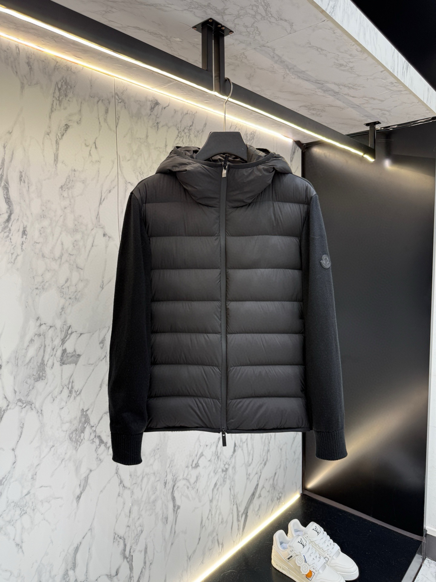 NO:683645,Mon Mengkou's high-end recommended products 2025 autumn and winter men's original pure 90 down jacket!  Aristocratic descent, full of fluffiness, a weapon to keep out the cold, high-end top-notch ready-to-wear, the entire piece of clothing is designed with hand-heavy craftsmanship, and the parts inside that serve as skeleton support are covered with hand-made taped strips and waterproof coatings. Based on the silhouette of an outdoor jacket, it incorporates fashion design elements and is not based on merit.  Function-oriented, high-street wearable model. The filling is imported high-grade 90 white duck down feathers, which are high in weight and thick, and have excellent quick-heating and thermal insulation effects. It gathers Zegna's traditional craft symbol pieces and gives the new season's fashion vitality and fashion aesthetic value. It has a both elegant and harmonious style, and is the first choice for urban elite men. Size M-3  jacket,19860909Mon蒙口 高端推荐牛货 2025秋冬款男士原单纯正90羽绒服！贵族血统 蓬松感十足 御寒神器 高端顶尖一线成衣,整件衣服采 用手重工艺设计,内里作为骨架支持的部位都遍布手工压胶条,防水涂层,以户外冲锋衣的廓形为基调,融入了时装的设计元素,不以功 能性为主导,高街实穿款.填充物为进口高级甄选90白鸭绒羽毛,高克重厚实,速热以及聚温保暖效果极好.聚集了杰尼亚传统工艺 符号片, 并赋予了新一季时尚活力和时装美学价值,亦庄亦谐的风格,都市精英男士首选.尺码M-3XL,178 140斤穿L修身 最大可穿190斤,,zegna,Moncler,down jacket,,Men's clothing