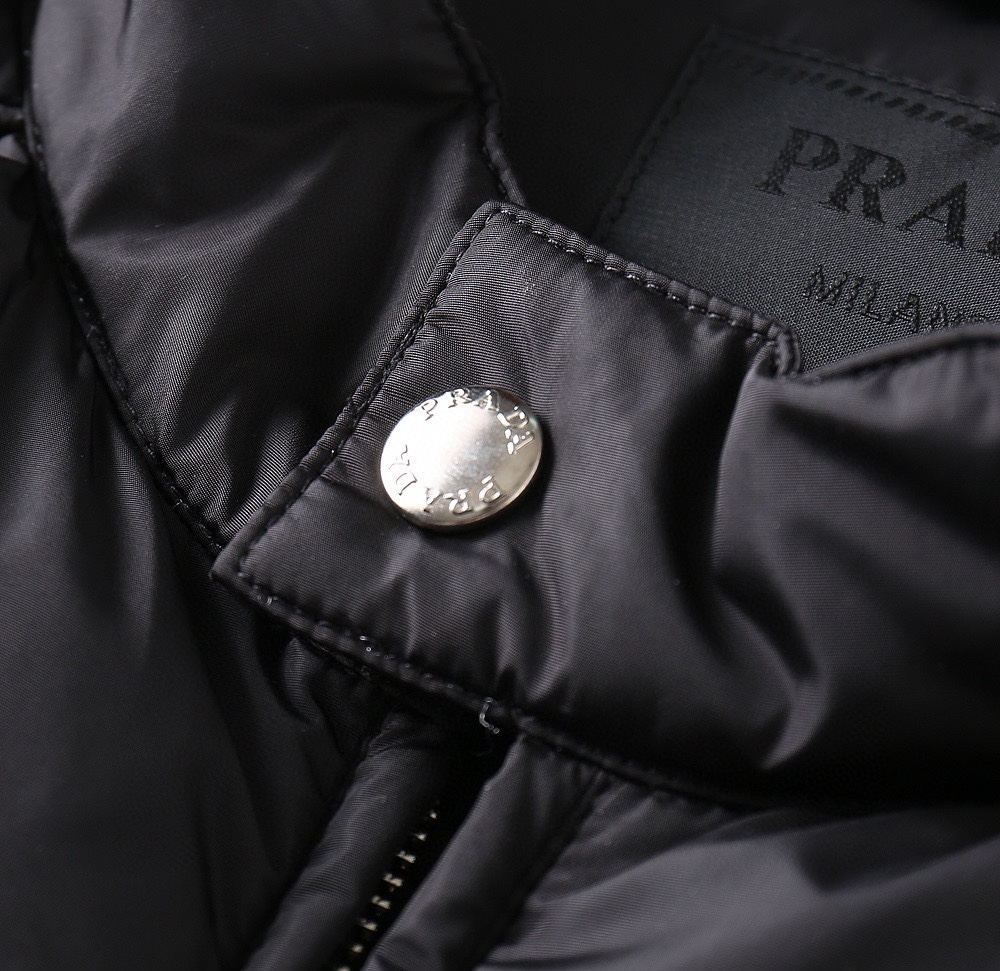 P475 Prad普拉达 机车款羽绒服 官网17000➕充绒量210克 新款休闲百搭立领保暖简约羽绒服 欧洲贸易渠道,意大利海外仓直发,海外精品限定销售。 PRADA 新款羽绒服,这款短款羽绒外套采用创新的客供进口面料制作,颇具新颖特色。采用90%白鸭绒和10%羽毛填充具有较好的保暖性,袖子饰有经典三角形金属徽标,兼具匠心细节与品牌风格。
立领的设计让这款羽绒服更加的有型,胸口竖拉链设计更加突出与众不同的理念,防风防水保暖性极佳,立领和直裁下摆塑造别致造型,标志性的涂珐琅三角形金属徽标点亮简约的设计,日常搭配休闲装与时装均可,超级百搭好穿!
颜色:黑色
尺码: 48-56(175 125斤48)