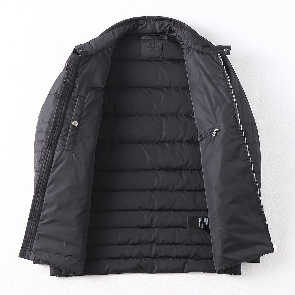 P475 Prad普拉达 机车款羽绒服 官网17000➕充绒量210克 新款休闲百搭立领保暖简约羽绒服 欧洲贸易渠道,意大利海外仓直发,海外精品限定销售。 PRADA 新款羽绒服,这款短款羽绒外套采用创新的客供进口面料制作,颇具新颖特色。采用90%白鸭绒和10%羽毛填充具有较好的保暖性,袖子饰有经典三角形金属徽标,兼具匠心细节与品牌风格。
立领的设计让这款羽绒服更加的有型,胸口竖拉链设计更加突出与众不同的理念,防风防水保暖性极佳,立领和直裁下摆塑造别致造型,标志性的涂珐琅三角形金属徽标点亮简约的设计,日常搭配休闲装与时装均可,超级百搭好穿!
颜色:黑色
尺码: 48-56(175 125斤48)
