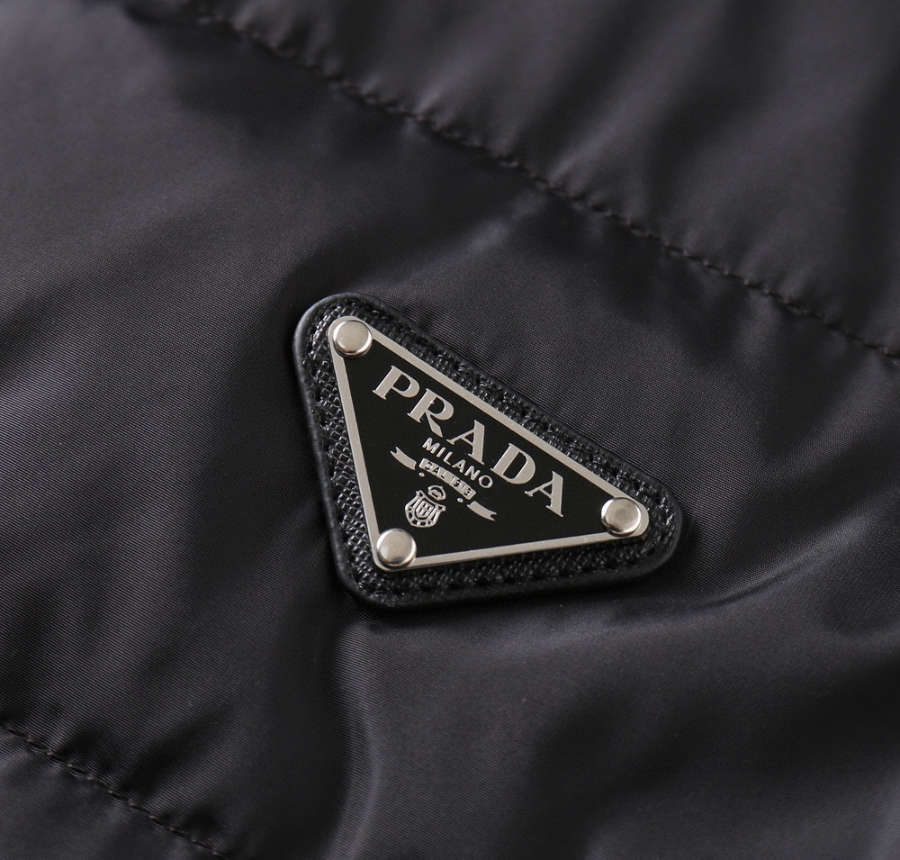 P475 Prad普拉达 机车款羽绒服 官网17000➕充绒量210克 新款休闲百搭立领保暖简约羽绒服 欧洲贸易渠道,意大利海外仓直发,海外精品限定销售。 PRADA 新款羽绒服,这款短款羽绒外套采用创新的客供进口面料制作,颇具新颖特色。采用90%白鸭绒和10%羽毛填充具有较好的保暖性,袖子饰有经典三角形金属徽标,兼具匠心细节与品牌风格。
立领的设计让这款羽绒服更加的有型,胸口竖拉链设计更加突出与众不同的理念,防风防水保暖性极佳,立领和直裁下摆塑造别致造型,标志性的涂珐琅三角形金属徽标点亮简约的设计,日常搭配休闲装与时装均可,超级百搭好穿!
颜色:黑色
尺码: 48-56(175 125斤48)
