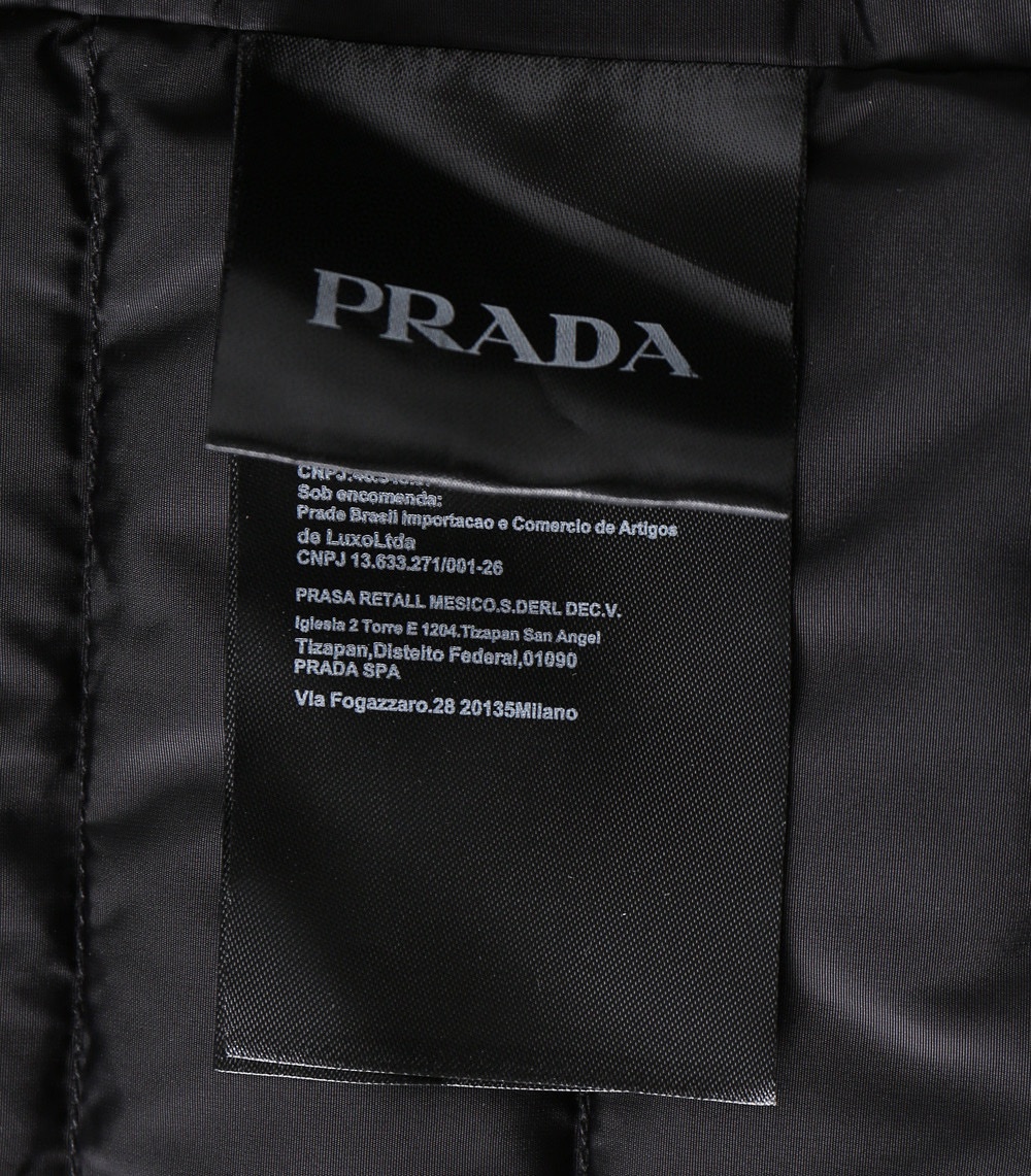 P475 Prad普拉达 机车款羽绒服 官网17000➕充绒量210克 新款休闲百搭立领保暖简约羽绒服 欧洲贸易渠道,意大利海外仓直发,海外精品限定销售。 PRADA 新款羽绒服,这款短款羽绒外套采用创新的客供进口面料制作,颇具新颖特色。采用90%白鸭绒和10%羽毛填充具有较好的保暖性,袖子饰有经典三角形金属徽标,兼具匠心细节与品牌风格。
立领的设计让这款羽绒服更加的有型,胸口竖拉链设计更加突出与众不同的理念,防风防水保暖性极佳,立领和直裁下摆塑造别致造型,标志性的涂珐琅三角形金属徽标点亮简约的设计,日常搭配休闲装与时装均可,超级百搭好穿!
颜色:黑色
尺码: 48-56(175 125斤48)