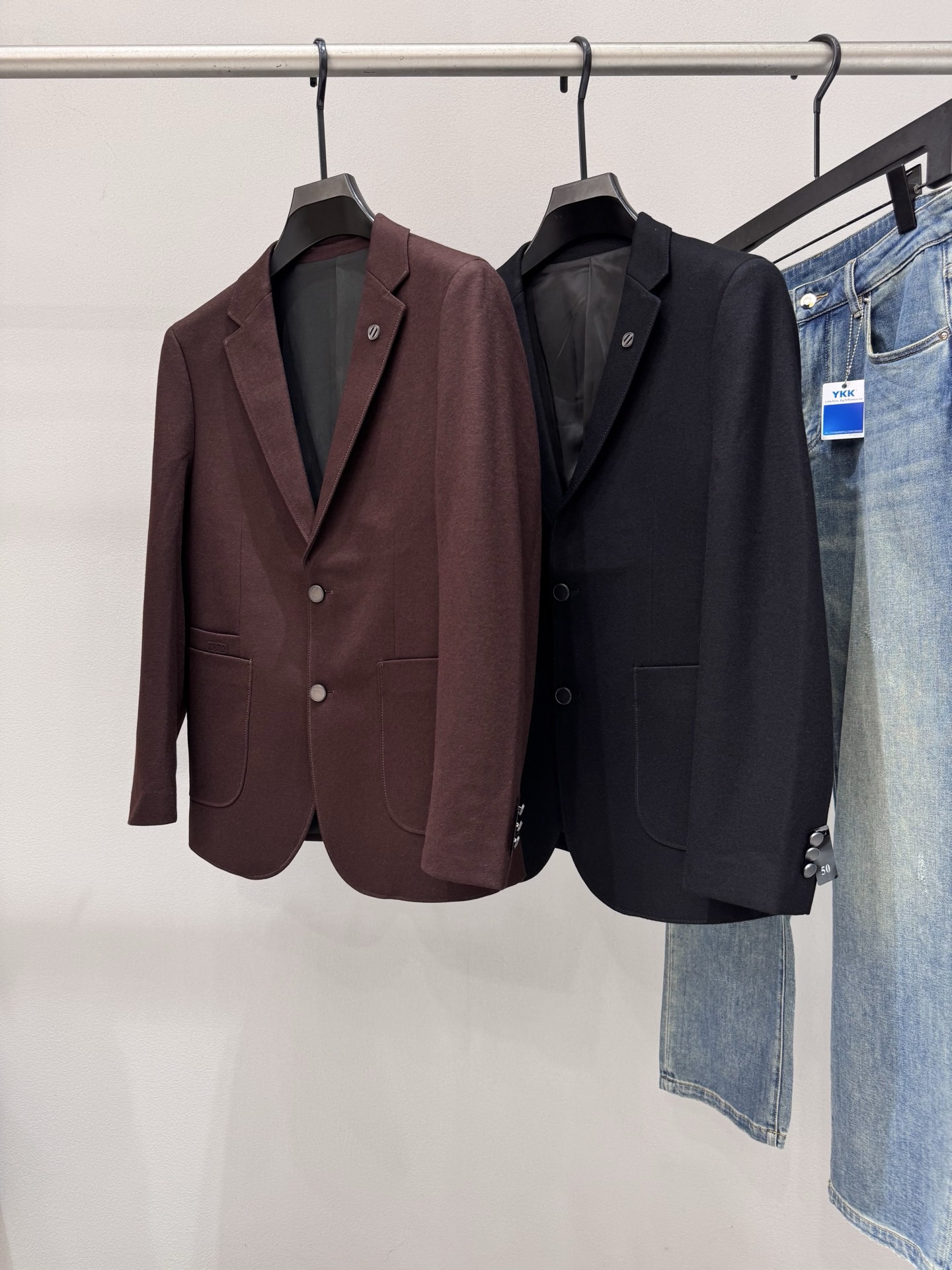 NO:649513,Zegna's new 2025 autumn and winter men's wool suit jacket is made of top-quality ready-to-wear and high standards. It is customized from Italy and made of wool fabric. It has a delicate and soft feel. The upper body is crisp and stylish, and the texture reaches natural comfort. The continuity of the fabric is very good, and the upper body effect is great. It can control any body shape. The overall brand is decorated with houndstooth technology and is full of luxury. The two-button design, the perfect tailoring, and the styling effect stand out. It is a tool for urban early autumn casual matching. Size M-4XL  Slim fit 178 135 wear L Slim fit up to 190 pounds, jackets & coats, business suit, alexander wang19860909Zegna杰妮亚 2025秋冬新款男士羊毛西装西服外套,顶级成衣高标准制作,意大利定制成羊毛面料,手感细腻柔软,上身挺括有型,质感达到天然的舒适感,面料的延续性非常佳,上身效果超赞,驾驭任何身形.整体品牌千鸟格工艺修饰,奢华感十足.两粒扣的设计,大气完美成衣剪裁,造型效果脱颖而出,都市早秋休闲搭配利器.尺码M-4XL 修身版型 178 135穿L修身 最大穿190斤,,jackets & coats,business suit,alexander wang,Men's clothing