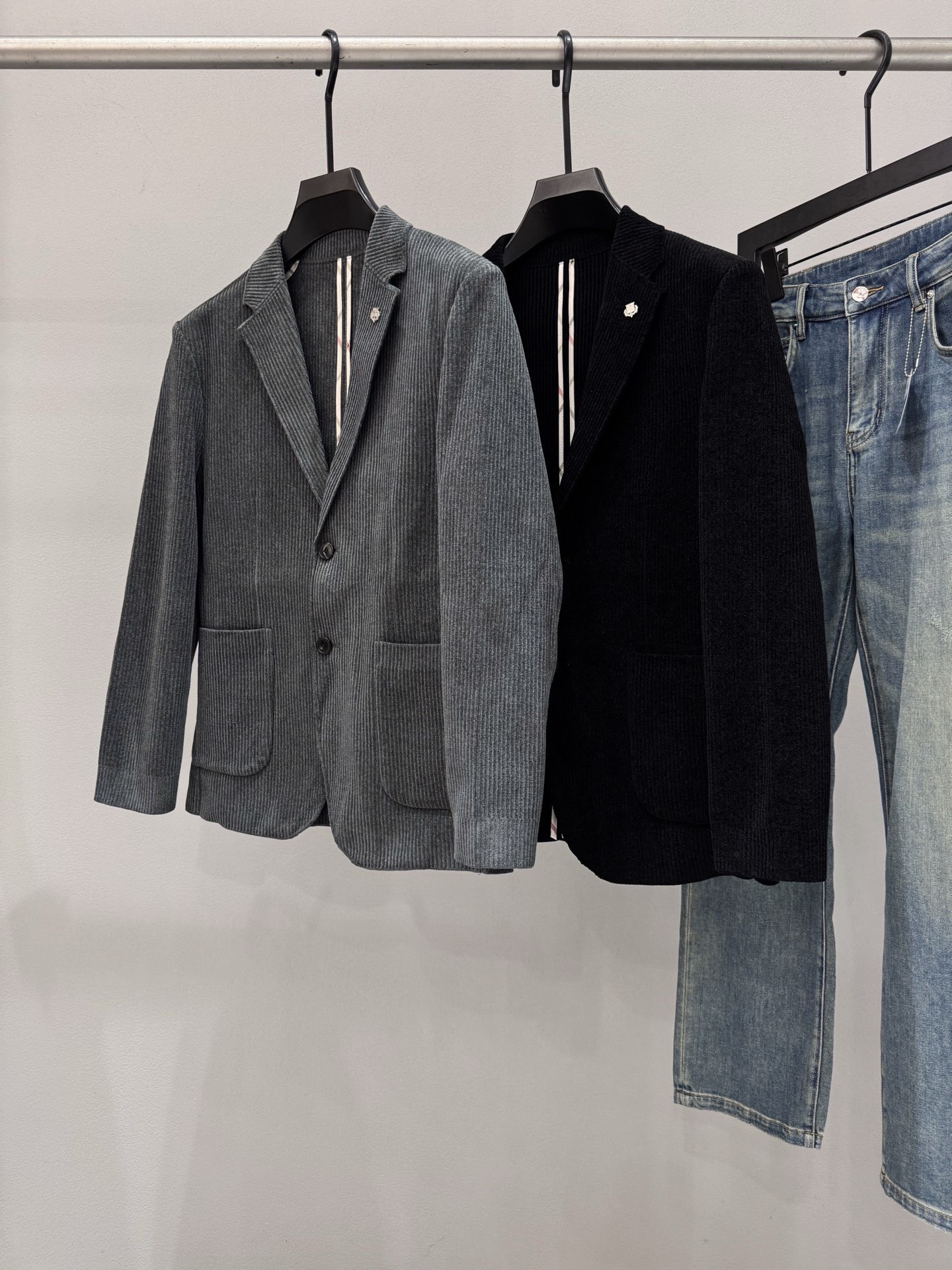 NO:649504,LP Nuoyoupanya 2025 new autumn and winter men's wool suit jacket, made of top-quality ready-to-wear high standards, customized from Italy, made of wool fabric, with a delicate and soft hand feel, a crisp and stylish upper body, and a natural comfort. The continuity of the fabric is very good, the upper body effect is great, and it can control any body shape. The overall brand is decorated with houndstooth technology, full of luxury. The two-button design, the elegant and perfect tailoring, the styling effect stands out, and it is a tool for urban early autumn casual matching. Size M-4XL  Slim fit 178 135 wear L Slim fit up to 190 pounds, loro piana, jackets & coats, business suit, alexander wang19860909LP诺悠翩雅 2025秋冬新款男士羊毛西装西服外套,顶级成衣高标准制作,意大利定制成羊毛面料,手感细腻柔软,上身挺括有型,质感达到天然的舒适感,面料的延续性非常佳,上身效果超赞,驾驭任何身形.整体品牌千鸟格工艺修饰,奢华感十足.两粒扣的设计,大气完美成衣剪裁,造型效果脱颖而出,都市早秋休闲搭配利器.尺码M-4XL 修身版型 178 135穿L修身 最大穿190斤,,loro piana,jackets & coats,business suit,alexander wang,Men's clothing