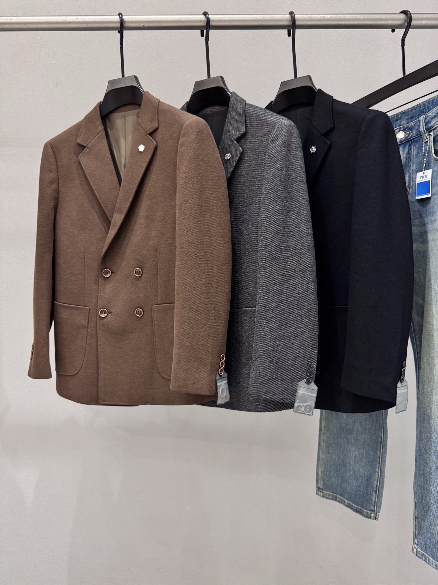 NO:649488,LP Nuoyoupanya 2025 new autumn and winter men's wool suit jacket, made of top-quality ready-to-wear high standards, customized from Italy, made of wool fabric, with a delicate and soft hand feel, a crisp and stylish upper body, and a natural comfort. The continuity of the fabric is very good, the upper body effect is great, and it can control any body shape. The overall brand is decorated with houndstooth technology, full of luxury. The two-button design, the elegant and perfect tailoring, the styling effect stands out, and it is a tool for urban early autumn casual matching. Size M-4XL  Slim fit 178 135 wear L Slim fit up to 190 pounds, loro piana, jackets & coats, business suit, alexander wang19860909LP诺悠翩雅 2025秋冬新款男士羊毛西装西服外套,顶级成衣高标准制作,意大利定制成羊毛面料,手感细腻柔软,上身挺括有型,质感达到天然的舒适感,面料的延续性非常佳,上身效果超赞,驾驭任何身形.整体品牌千鸟格工艺修饰,奢华感十足.两粒扣的设计,大气完美成衣剪裁,造型效果脱颖而出,都市早秋休闲搭配利器.尺码M-4XL 修身版型 178 135穿L修身 最大穿190斤,,loro piana,jackets & coats,business suit,alexander wang,Men's clothing