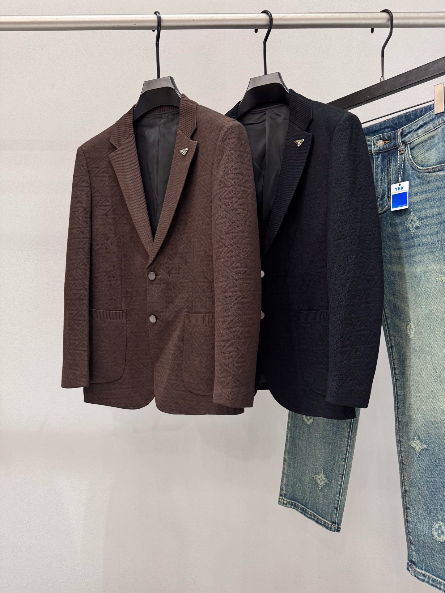 NO:649479,Prada 2025 new autumn and winter men's wool suit jacket, made of top-quality ready-to-wear high standards, customized from Italy, made of wool fabric, with a delicate and soft feel, the upper body is crisp and stylish, and the texture reaches natural comfort. The fabric has excellent continuity, the upper body effect is great, and it can control any body shape. The overall brand is decorated with houndstooth craftsmanship, full of luxury. The two-button design, the perfect tailoring, the styling effect stands out, and it is a tool for urban early autumn casual matching. Size M-4XL  Slim fit 178 140 wear L, maximum wear 200 pounds, prada, prada, jackets & coats, business suit, alexander wang19860909Prad普拉达 2025秋冬新款男士羊毛西装西服外套,顶级成衣高标准制作,意大利定制成羊毛面料,手感细腻柔软,上身挺括有型,质感达到天然的舒适感,面料的延续性非常佳,上身效果超赞,驾驭任何身形.整体品牌千鸟格工艺修饰,奢华感十足.两粒扣的设计,大气完美成衣剪裁,造型效果脱颖而出,都市早秋休闲搭配利器.尺码M-4XL 修身版型 178 140穿L 最大穿200斤,,prada,prada,jackets & coats,business suit,alexander wang,Men's clothing