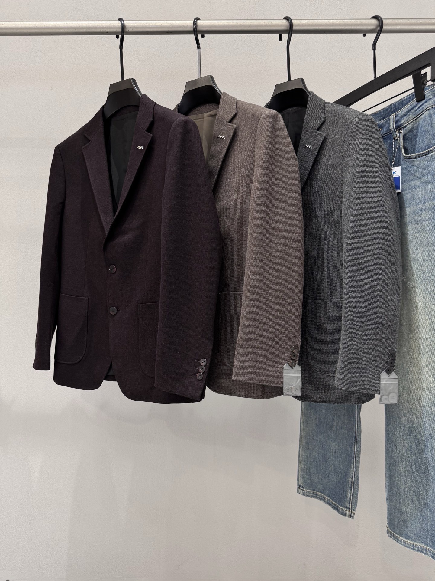 NO:649496,Zegna's new 2025 autumn and winter men's wool suit jacket is made of top-quality ready-to-wear and high standards. It is customized from Italy and made of wool fabric. It has a delicate and soft feel. The upper body is crisp and stylish, and the texture reaches natural comfort. The continuity of the fabric is very good, and the upper body effect is great. It can control any body shape. The overall brand is decorated with houndstooth technology and is full of luxury. The two-button design, the perfect tailoring, and the styling effect stand out. It is a tool for urban early autumn casual matching. Size M-4XL  Slim fit 178 135 wear L Slim fit up to 190 pounds, jackets & coats, business suit, alexander wang19860909Zegna杰妮亚 2025秋冬新款男士羊毛西装西服外套,顶级成衣高标准制作,意大利定制成羊毛面料,手感细腻柔软,上身挺括有型,质感达到天然的舒适感,面料的延续性非常佳,上身效果超赞,驾驭任何身形.整体品牌千鸟格工艺修饰,奢华感十足.两粒扣的设计,大气完美成衣剪裁,造型效果脱颖而出,都市早秋休闲搭配利器.尺码M-4XL 修身版型 178 135穿L修身 最大穿190斤,,jackets & coats,business suit,alexander wang,Men's clothing