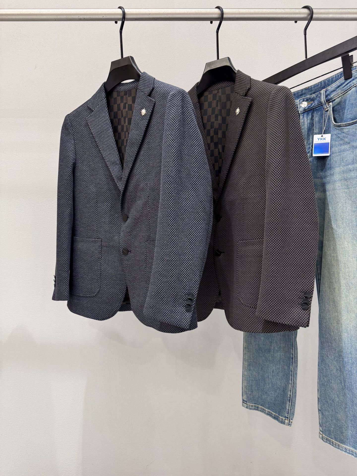 NO:649469,LV Lujia 2025 Autumn and Winter New Men's Wool Suit Jacket, made with high standards of top-grade ready-to-wear, made from wool fabrics customized in Italy, with a delicate and soft feel, a crisp and stylish upper body, and a natural comfort. The fabric has excellent continuity, and the upper body effect is great, which can control any body shape. The overall brand is decorated with houndstooth technology, full of luxury. The two-button design, the perfect tailoring, the styling effect stands out, and it is a tool for urban early autumn casual matching. Size M-4XL  Slim fit 178 135 wear L Slim fit up to 190 pounds,,louis vuitton,louis vuitton,louis vuitton,jackets & coats,business suit,alexander wang19860909LV驴家 2025秋冬新款男士羊毛西装西服外套,顶级成衣高标准制作,意大利定制成羊毛面料,手感细腻柔软,上身挺括有型,质感达到天然的舒适感,面料的延续性非常佳,上身效果超赞,驾驭任何身形.整体品牌千鸟格工艺修饰,奢华感十足.两粒扣的设计,大气完美成衣剪裁,造型效果脱颖而出,都市早秋休闲搭配利器.尺码M-4XL 修身版型 178 135穿L修身 最大穿190斤,,louis vuitton,louis vuitton,louis vuitton,jackets & coats,business suit,alexander wang,Men's clothing