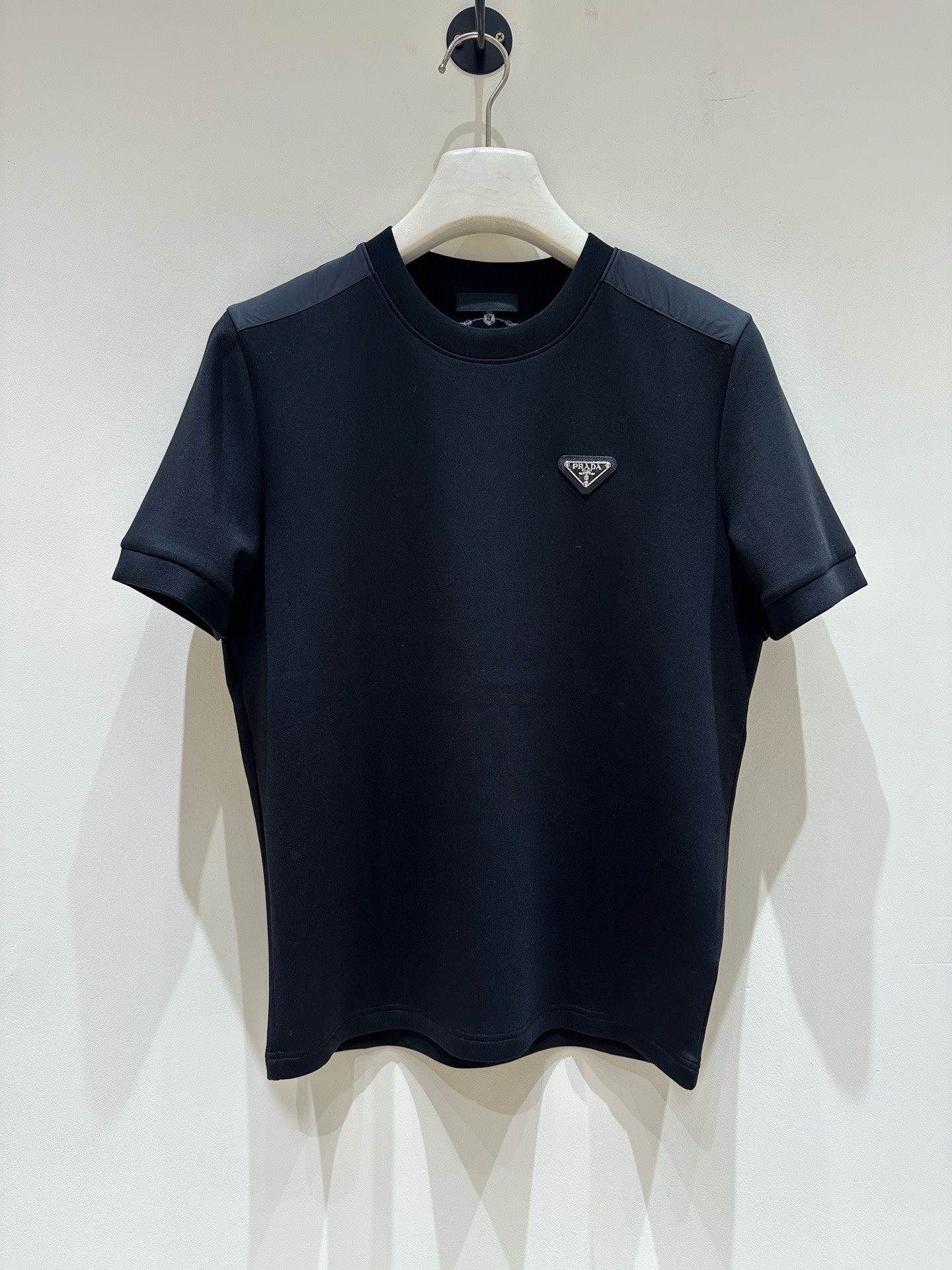 NO:690800,Prad Prada 2025 autumn and winter round neck short-sleeved T-shirt base layer!  The elemental logo badge highlights the charm of casual fashion, and it still leads the fashion style. It is a good companion... High-count elastic knitted liquid ammonia air layer fabric is supplied by customers. The flat and well-proportioned knitted fabric is light and refreshing, soft and comfortable, and has excellent breathability. It is simple and full of unique charm. The straight-cut version is more suitable for matching with various fashionable styles. The use of machine embroidery highlights the delicate and full texture, bringing a new experience to fashionable sports and leisure!  Size M-3XL 178 140 catties wears L, maximum wears 200 catties, prada, prada, T-shirt, tees, t-shirt,19860909Prad普拉达 2025秋冬圆领短袖T恤打底衫！元素性的Logo徽章凸显休闲时尚魅力,依然独领时尚风骚.内搭好伴侣… 客供高支弹力针织液氨空气层面料,平整匀称的针织轻薄清爽,柔软舒适,透气性极佳.简洁而富有独特魅力.直裁版型更为适合搭配各种潮流时尚造型. 采用器械刺绣,细腻饱满的质感突显,为时尚运动休闲带来全新体验！ 尺码 M-3XL 178 140斤穿L 最大穿200斤,,prada,prada,T-shirt,tees，t-shirt,,Men's clothing