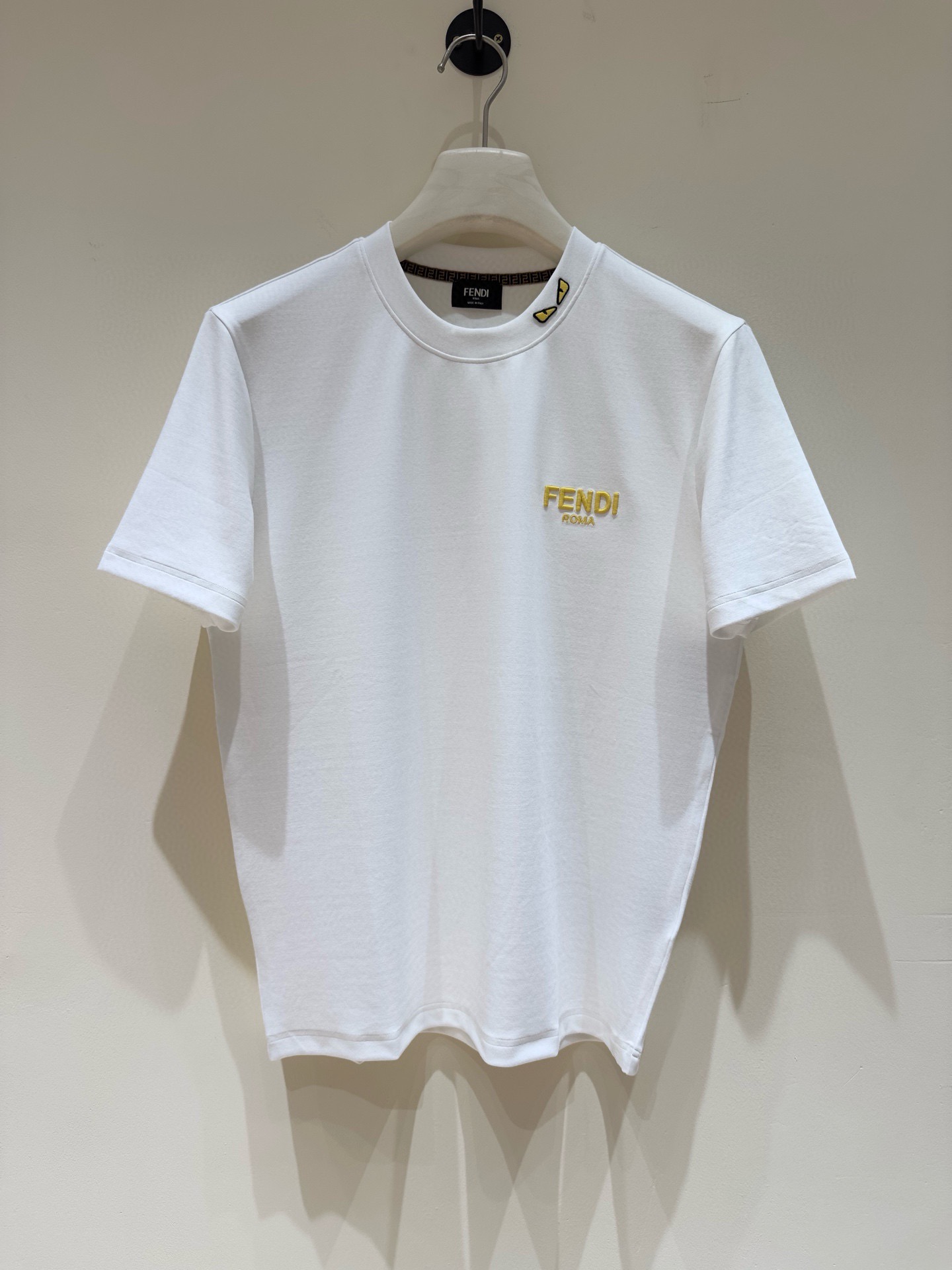 NO:690793,Fend Fendi 2025 autumn and winter round neck short-sleeved T-shirt bottoming shirt!  The elemental logo badge highlights the charm of casual fashion, and it still leads the fashion style. It is a good companion... High-count elastic knitted liquid ammonia air layer fabric is supplied by customers. The flat and well-proportioned knitted fabric is light and refreshing, soft and comfortable, and has excellent breathability. It is simple and full of unique charm. The straight-cut version is more suitable for matching with various fashionable styles. The use of machine embroidery highlights the delicate and full texture, bringing a new experience to fashionable sports and leisure!  Size M-3XL 178 140 catties wears L, maximum wears 200 catties, fendi, fendi, T-shirt, tees, t-shirt,19860909Fend芬迪 2025秋冬圆领短袖T恤打底衫！元素性的Logo徽章凸显休闲时尚魅力,依然独领时尚风骚.内搭好伴侣… 客供高支弹力针织液氨空气层面料,平整匀称的针织轻薄清爽,柔软舒适,透气性极佳.简洁而富有独特魅力.直裁版型更为适合搭配各种潮流时尚造型. 采用器械刺绣,细腻饱满的质感突显,为时尚运动休闲带来全新体验！ 尺码 M-3XL 178 140斤穿L 最大穿200斤,,fendi,fendi,T-shirt,tees，t-shirt,,Men's clothing