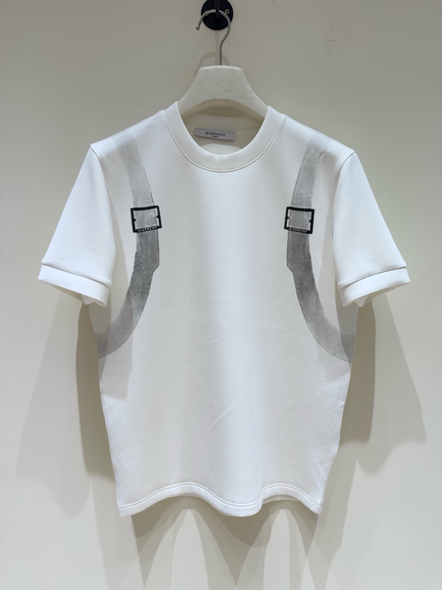 NO:690790,GIV Givenchy 2025 autumn and winter round neck short-sleeved T-shirt base layer!  The elemental logo badge highlights the charm of casual fashion, and it still leads the fashion style. It is a good companion... High-count elastic knitted liquid ammonia air layer fabric is supplied by customers. The flat and well-proportioned knitted fabric is light and refreshing, soft and comfortable, and has excellent breathability. It is simple and full of unique charm. The straight-cut version is more suitable for matching with various fashionable styles. The use of machine embroidery highlights the delicate and full texture, bringing a new experience to fashionable sports and leisure!  Size M-3XL 178 140 catties wears L, maximum wears 200 catties, givenchy, T-shirt, tees, t-shirt,19860909GIV纪梵希 2025秋冬圆领短袖T恤打底衫！元素性的Logo徽章凸显休闲时尚魅力,依然独领时尚风骚.内搭好伴侣… 客供高支弹力针织液氨空气层面料,平整匀称的针织轻薄清爽,柔软舒适,透气性极佳.简洁而富有独特魅力.直裁版型更为适合搭配各种潮流时尚造型. 采用器械刺绣,细腻饱满的质感突显,为时尚运动休闲带来全新体验！ 尺码 M-3XL 178 140斤穿L 最大穿200斤,,givenchy,T-shirt,tees，t-shirt,,Men's clothing