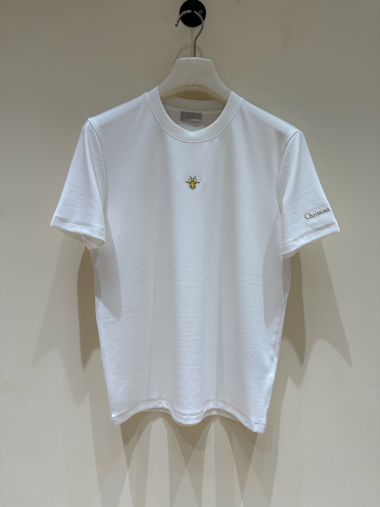 NO:690788,Dior Dior 2025 autumn and winter round neck short-sleeved T-shirt bottoming shirt!  The elemental logo badge highlights the charm of casual fashion, and it still leads the fashion style. It is a good companion... High-count elastic knitted liquid ammonia air layer fabric is supplied by customers. The flat and well-proportioned knitted fabric is light and refreshing, soft and comfortable, and has excellent breathability. It is simple and full of unique charm. The straight-cut version is more suitable for matching with various fashionable styles. The use of machine embroidery highlights the delicate and full texture, bringing a new experience to fashionable sports and leisure!  Size M-3XL 178 140 catties wears L, maximum wears 200 catties, dior, dior, T-shirt, tees, t-shirt,19860909Dior迪家 2025秋冬圆领短袖T恤打底衫！元素性的Logo徽章凸显休闲时尚魅力,依然独领时尚风骚.内搭好伴侣… 客供高支弹力针织液氨空气层面料,平整匀称的针织轻薄清爽,柔软舒适,透气性极佳.简洁而富有独特魅力.直裁版型更为适合搭配各种潮流时尚造型. 采用器械刺绣,细腻饱满的质感突显,为时尚运动休闲带来全新体验！ 尺码 M-3XL 178 140斤穿L 最大穿200斤,,dior,dior,T-shirt,tees，t-shirt,,Men's clothing