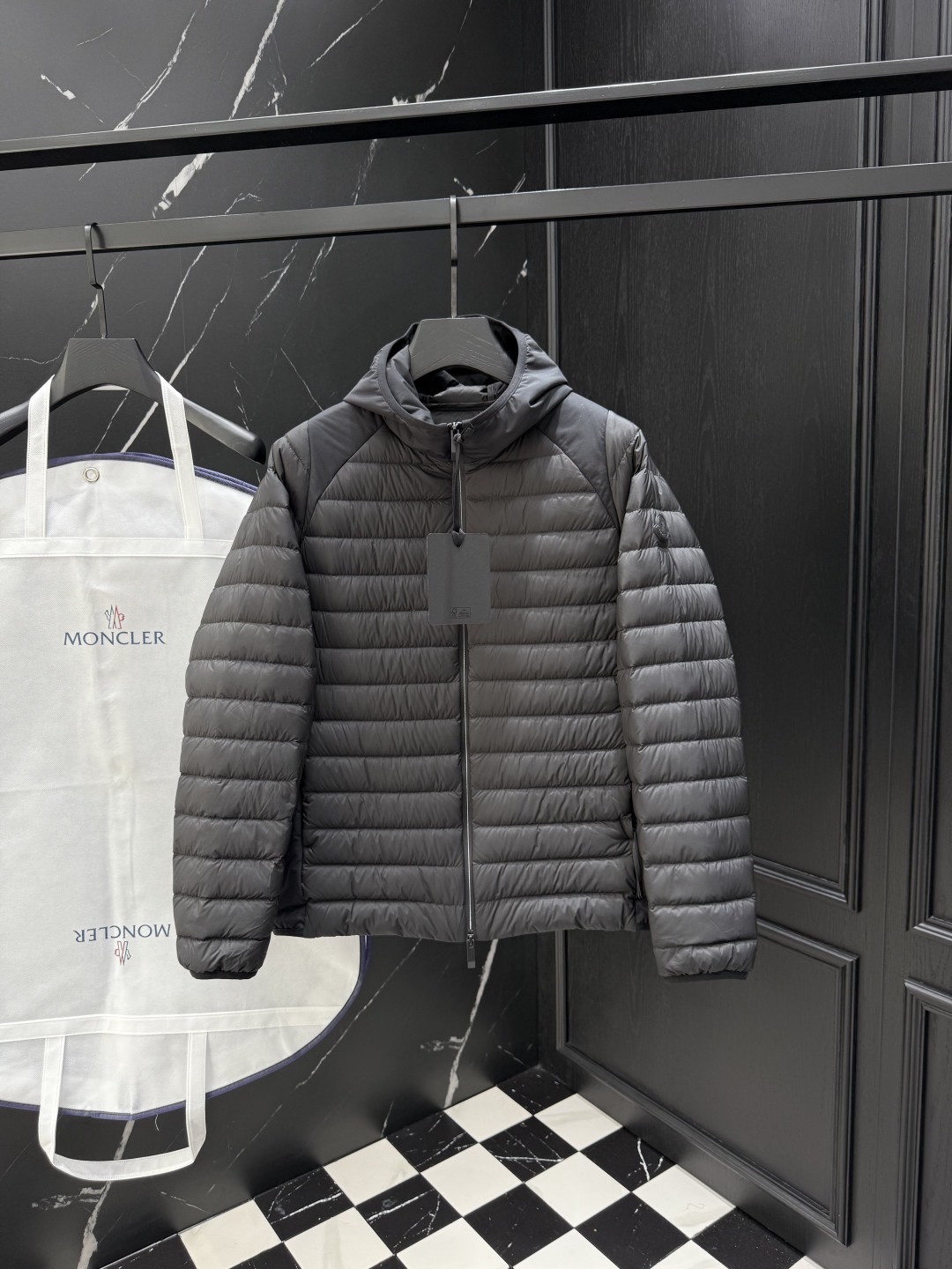 NO:745047,Special price 56.1 Special price products are non-refundable and non-exchangeable. The listed price is the actual price. Mon, high-end recommended products, 2025 autumn and winter men's original pure 90 down jacket!  Aristocratic descent, full of fluffiness, a weapon to keep out the cold, high-end top-notch ready-to-wear, the entire piece of clothing is designed with hand-heavy craftsmanship, and the parts inside that serve as skeleton support are covered with hand-made taped strips and waterproof coatings. Based on the silhouette of an outdoor jacket, it incorporates fashion design elements and is not based on merit.  Function-oriented, high-street wearable model. The filling is imported high-grade 90 white duck down feathers, which are high in weight and thick, and have excellent quick-heating and thermal insulation effects. It gathers Zegna's traditional craft symbol pieces and gives the new season's fashion vitality and fashion aesthetic value. It has a both elegant and harmonious style, and is the first choice for urban elite men. Size M-3  jacket,19860909特价 56.1 特价产品不退不换 标价就是实价 Mon蒙口 高端推荐牛货 2025秋冬款男士原单纯正90羽绒服！贵族血统 蓬松感十足 御寒神器 高端顶尖一线成衣,整件衣服采 用手重工艺设计,内里作为骨架支持的部位都遍布手工压胶条,防水涂层,以户外冲锋衣的廓形为基调,融入了时装的设计元素,不以功 能性为主导,高街实穿款.填充物为进口高级甄选90白鸭绒羽毛,高克重厚实,速热以及聚温保暖效果极好.聚集了杰尼亚传统工艺 符号片, 并赋予了新一季时尚活力和时装美学价值,亦庄亦谐的风格,都市精英男士首选.尺码M-3XL,178 140斤穿L修身 最大可穿190斤,,zegna,Moncler,down jacket,,Men's clothing