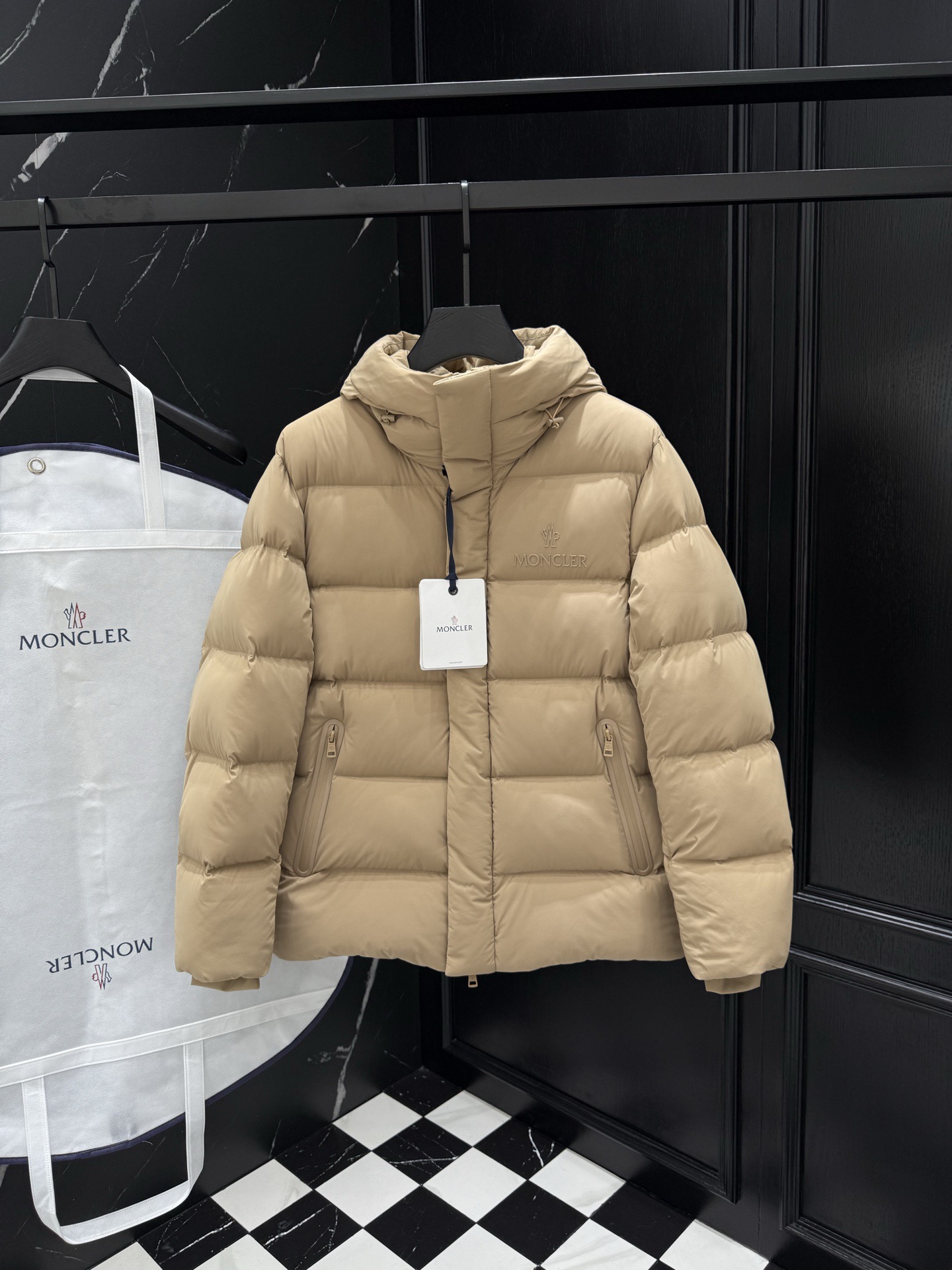 NO:745052,Special price card color 48.3 52.3 54.1 Black 54.1 Special price products are non-refundable and non-exchangeable. The marked price is the actual price. Mon Mongolia High-end recommended products 2025 autumn and winter men's original pure 90 down jacket!  Aristocratic descent, full of fluffiness, a weapon to keep out the cold, high-end top-notch ready-to-wear, the entire piece of clothing is designed with hand-heavy craftsmanship, and the parts inside that serve as skeleton support are covered with hand-made taped strips and waterproof coatings. Based on the silhouette of an outdoor jacket, it incorporates fashion design elements and is not based on merit.  Function-oriented, high-street wearable model. The filling is imported high-grade 90 white duck down feathers, which are high in weight and thick, and have excellent quick-heating and thermal insulation effects. It gathers Zegna's traditional craft symbol pieces and gives the new season's fashion vitality and fashion aesthetic value. It has a both elegant and harmonious style, and is the first choice for urban elite men. Size M-3  jacket,19860909特价 卡色 48.3 52.3 54.1 黑色 54.1 特价产品不退不换 标价就是实价 Mon蒙口 高端推荐牛货 2025秋冬款男士原单纯正90羽绒服！贵族血统 蓬松感十足 御寒神器 高端顶尖一线成衣,整件衣服采 用手重工艺设计,内里作为骨架支持的部位都遍布手工压胶条,防水涂层,以户外冲锋衣的廓形为基调,融入了时装的设计元素,不以功 能性为主导,高街实穿款.填充物为进口高级甄选90白鸭绒羽毛,高克重厚实,速热以及聚温保暖效果极好.聚集了杰尼亚传统工艺 符号片, 并赋予了新一季时尚活力和时装美学价值,亦庄亦谐的风格,都市精英男士首选.尺码M-3XL,178 140斤穿L修身 最大可穿190斤,,zegna,Moncler,down jacket,,Men's clothing