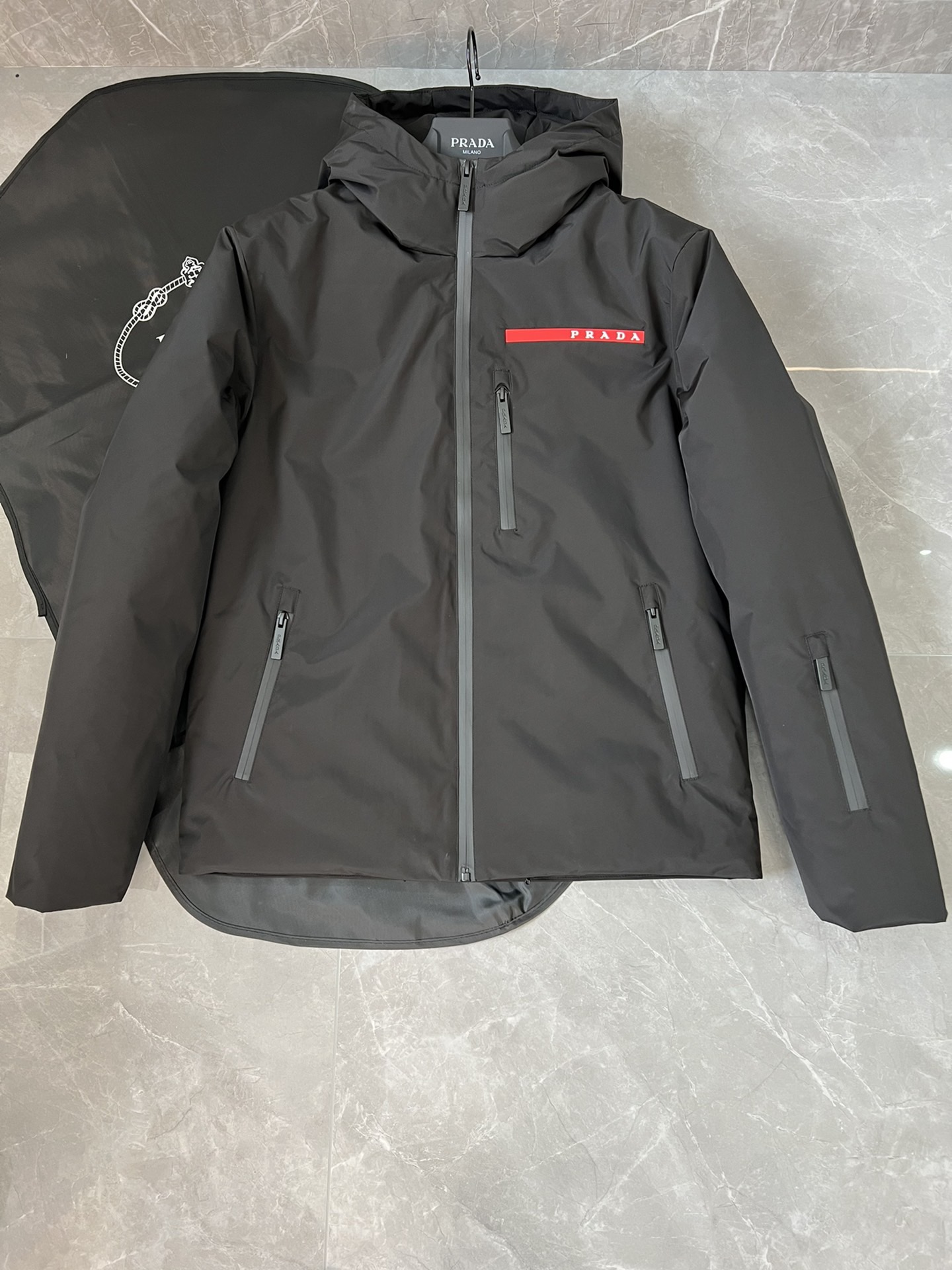 NO:629669,Prada 2025 autumn and winter outdoor laminated ski down jacket is an immortal legend that highlights the style and temperament. The ultimate casual outdoor down jacket, giving you caring warmth in the cold winter. Excellent functionality and thermal protection are the basic principles that every grenble must have. Excellent European standard dist90% white duck down and 10% feathers are processed with direct down filling technology. Extremely warm, lightweight and breathable, no odor! The latest gore-tex nylon fiber fabric, a high-grade rubberized product, is more waterproof, windproof and breathable. Different from the coated fabrics on the market. The inner lining is made of Toray high-gloss polyester nylon fabric, and the texture and feel are undoubtedly superior. The windproof, cold-proof and warm-keeping effect is excellent, and the velvet design is no ordinary! Hood-shaped large collar design, non-detachable. You can feel the presence of warmth at a glance, and the efficient thermal insulation measures lock in the warmth in minutes. The interior is equipped with an elastic wind and snow skirt designed to provide better wrapping and more significant windproof and cold-proof effects. Laminated waterproof zipper design is also an essential skill for grenble ski suits. Color black blue size 48-56 (175 125 catties 48), prada, prada, skirts, down jacket, hats, alexander wang19860909Prad普拉达 2025秋冬户外压胶滑雪羽绒服 彰显造型气质的不朽传奇．极致款的休闲户外型羽绒服,寒风凛冽的冬季让您拥有关怀备至的温暖．卓越的功能性与保暖防护是每一件grenble所必备的基本准则．优异的欧标dist90％白鸭绒10％羽毛进行直充绒技术处理．保暖性极强,轻便透气,无异味！最新型的gore-tex尼龙纤维面料,压胶型的高级产品防水防风透气效果更显著．区别于市面的涂层的面料．内里东丽高光聚脂尼龙面料,质感及手感毋庸置疑的优越．防风抗寒保暖效果极佳,锁绒设计绝非一般！兜帽型大围领设计,不可拆卸．一眼就能感觉出暖和的存在,高效的保暖措施让温暖分分钟锁住．内里配备弹性风雪裙设计包裹性更好,防风抗寒效果更为显著．压胶防水型拉链设计这也是grenble系滑雪服的必备技能. 颜色黑色 蓝色 尺码48-56（175 125斤48）,,prada,prada,skirts,down jacket,hats,alexander wang,Men's clothing