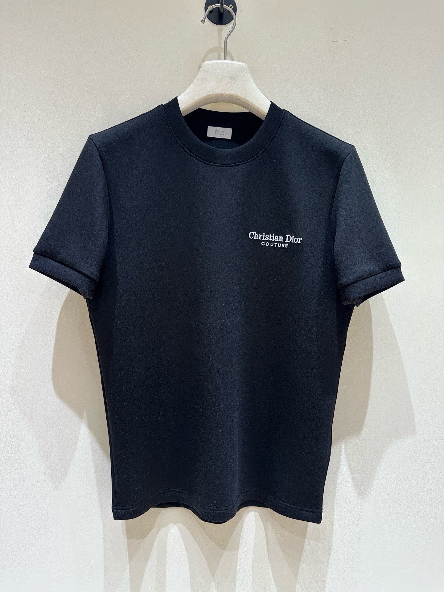 NO:690782,Dior Dior 2025 autumn and winter round neck short-sleeved T-shirt bottoming shirt!  The elemental logo badge highlights the charm of casual fashion, and it still leads the fashion style. It is a good companion... High-count elastic knitted liquid ammonia air layer fabric is supplied by customers. The flat and well-proportioned knitted fabric is light and refreshing, soft and comfortable, and has excellent breathability. It is simple and full of unique charm. The straight-cut version is more suitable for matching with various fashionable styles. The use of machine embroidery highlights the delicate and full texture, bringing a new experience to fashionable sports and leisure!  Size M-3XL 178 140 catties wears L, maximum wears 200 catties, dior, dior, T-shirt, tees, t-shirt,19860909Dior迪家 2025秋冬圆领短袖T恤打底衫！元素性的Logo徽章凸显休闲时尚魅力,依然独领时尚风骚.内搭好伴侣… 客供高支弹力针织液氨空气层面料,平整匀称的针织轻薄清爽,柔软舒适,透气性极佳.简洁而富有独特魅力.直裁版型更为适合搭配各种潮流时尚造型. 采用器械刺绣,细腻饱满的质感突显,为时尚运动休闲带来全新体验！ 尺码 M-3XL 178 140斤穿L 最大穿200斤,,dior,dior,T-shirt,tees，t-shirt,,Men's clothing