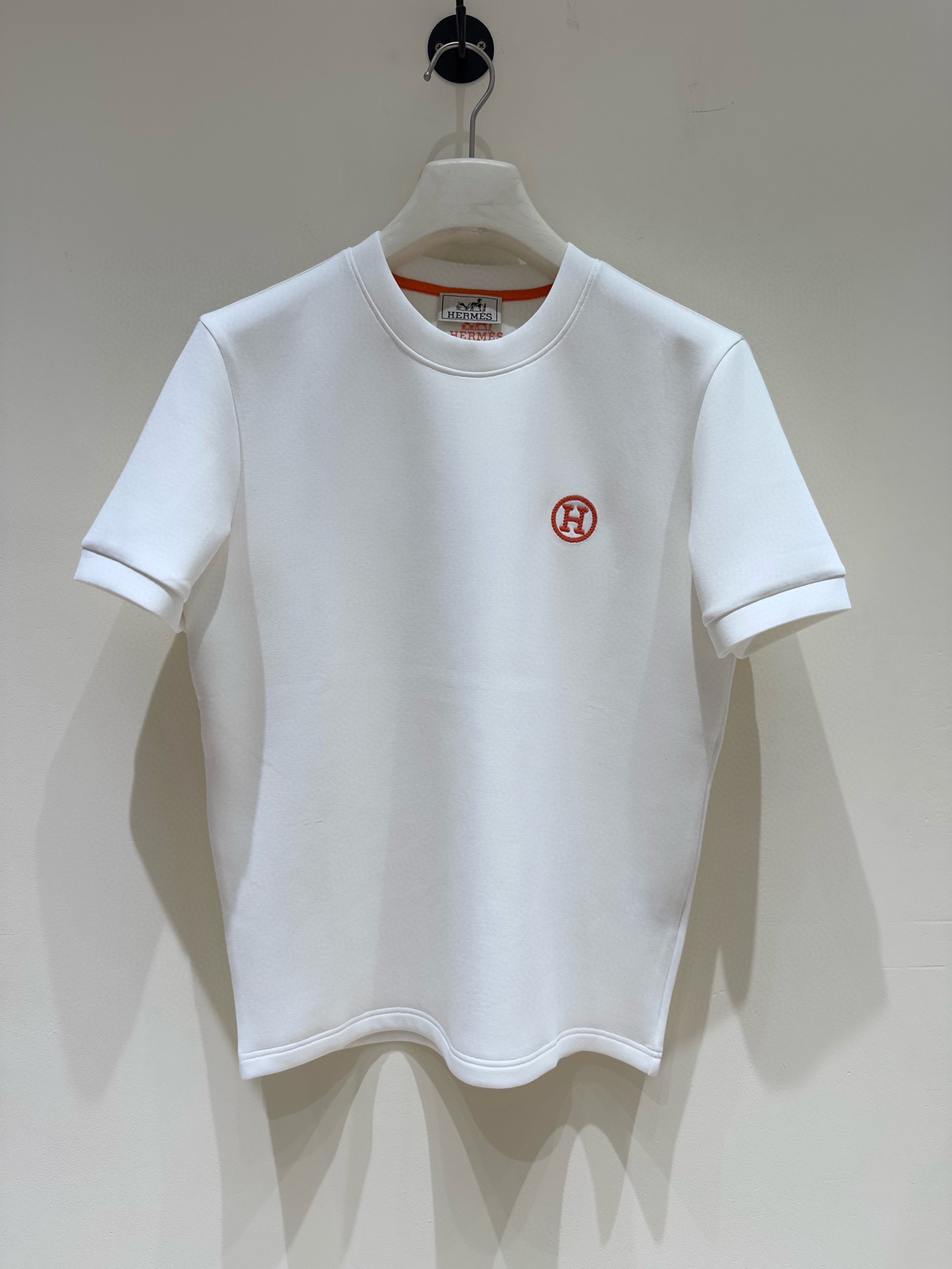 NO:690779,Hermes 2025 autumn and winter round neck short-sleeved T-shirt base layer!  The elemental logo badge highlights the charm of casual fashion, and it still leads the fashion style. It is a good companion... High-count elastic knitted liquid ammonia air layer fabric is supplied by customers. The flat and well-proportioned knitted fabric is light and refreshing, soft and comfortable, and has excellent breathability. It is simple and full of unique charm. The straight-cut version is more suitable for matching with various fashionable styles. The use of machine embroidery highlights the delicate and full texture, bringing a new experience to fashionable sports and leisure!  Size M-3XL 178 140 catties wears L, maximum wears 200 catties, hermes, hermes, T-shirt, tees, t-shirt,19860909Hermes爱马士 2025秋冬圆领短袖T恤打底衫！元素性的Logo徽章凸显休闲时尚魅力,依然独领时尚风骚.内搭好伴侣… 客供高支弹力针织液氨空气层面料,平整匀称的针织轻薄清爽,柔软舒适,透气性极佳.简洁而富有独特魅力.直裁版型更为适合搭配各种潮流时尚造型. 采用器械刺绣,细腻饱满的质感突显,为时尚运动休闲带来全新体验！ 尺码 M-3XL 178 140斤穿L 最大穿200斤,,hermes,hermes,T-shirt,tees，t-shirt,,Men's clothing