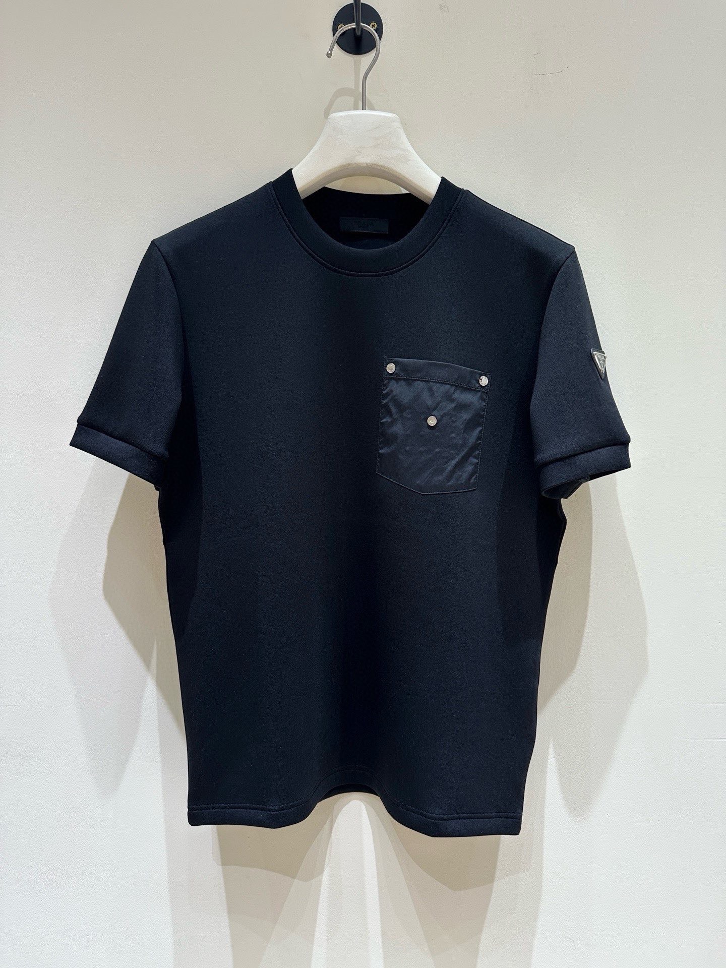 NO:690805,Prad Prada 2025 autumn and winter round neck short-sleeved T-shirt base layer!  The elemental logo badge highlights the charm of casual fashion, and it still leads the fashion style. It is a good companion... High-count elastic knitted liquid ammonia air layer fabric is supplied by customers. The flat and well-proportioned knitted fabric is light and refreshing, soft and comfortable, and has excellent breathability. It is simple and full of unique charm. The straight-cut version is more suitable for matching with various fashionable styles. The use of machine embroidery highlights the delicate and full texture, bringing a new experience to fashionable sports and leisure!  Size M-3XL 178 140 catties wears L, maximum wears 200 catties, prada, prada, T-shirt, tees, t-shirt,19860909Prad普拉达 2025秋冬圆领短袖T恤打底衫！元素性的Logo徽章凸显休闲时尚魅力,依然独领时尚风骚.内搭好伴侣… 客供高支弹力针织液氨空气层面料,平整匀称的针织轻薄清爽,柔软舒适,透气性极佳.简洁而富有独特魅力.直裁版型更为适合搭配各种潮流时尚造型. 采用器械刺绣,细腻饱满的质感突显,为时尚运动休闲带来全新体验！ 尺码 M-3XL 178 140斤穿L 最大穿200斤,,prada,prada,T-shirt,tees，t-shirt,,Men's clothing