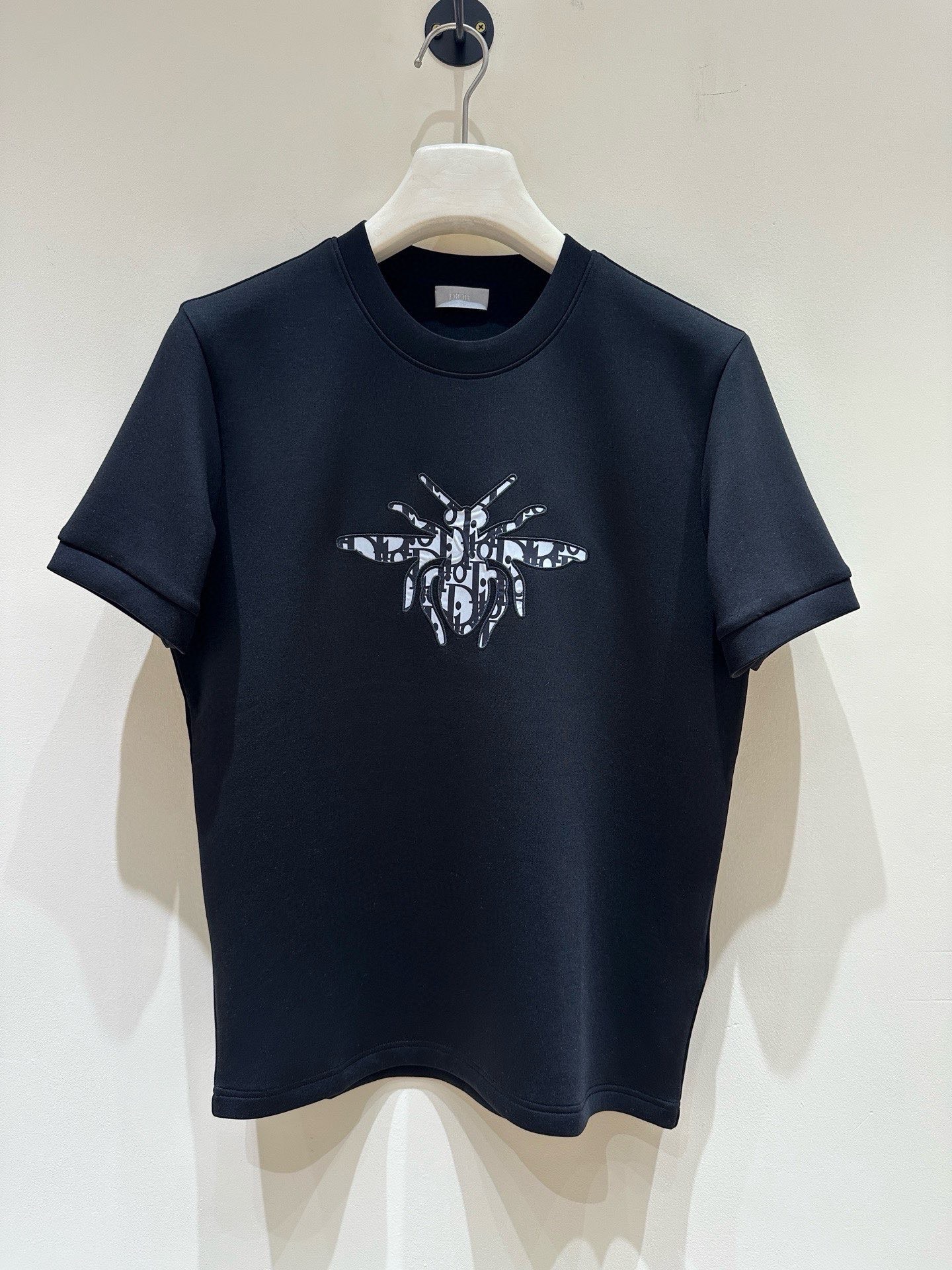 NO:690799,Dior Dior 2025 autumn and winter round neck short-sleeved T-shirt bottoming shirt!  The elemental logo badge highlights the charm of casual fashion, and it still leads the fashion style. It is a good companion... High-count elastic knitted liquid ammonia air layer fabric is supplied by customers. The flat and well-proportioned knitted fabric is light and refreshing, soft and comfortable, and has excellent breathability. It is simple and full of unique charm. The straight-cut version is more suitable for matching with various fashionable styles. The use of machine embroidery highlights the delicate and full texture, bringing a new experience to fashionable sports and leisure!  Size M-3XL 178 140 catties wears L, maximum wears 200 catties, dior, dior, T-shirt, tees, t-shirt,19860909Dior迪家 2025秋冬圆领短袖T恤打底衫！元素性的Logo徽章凸显休闲时尚魅力,依然独领时尚风骚.内搭好伴侣… 客供高支弹力针织液氨空气层面料,平整匀称的针织轻薄清爽,柔软舒适,透气性极佳.简洁而富有独特魅力.直裁版型更为适合搭配各种潮流时尚造型. 采用器械刺绣,细腻饱满的质感突显,为时尚运动休闲带来全新体验！ 尺码 M-3XL 178 140斤穿L 最大穿200斤,,dior,dior,T-shirt,tees，t-shirt,,Men's clothing