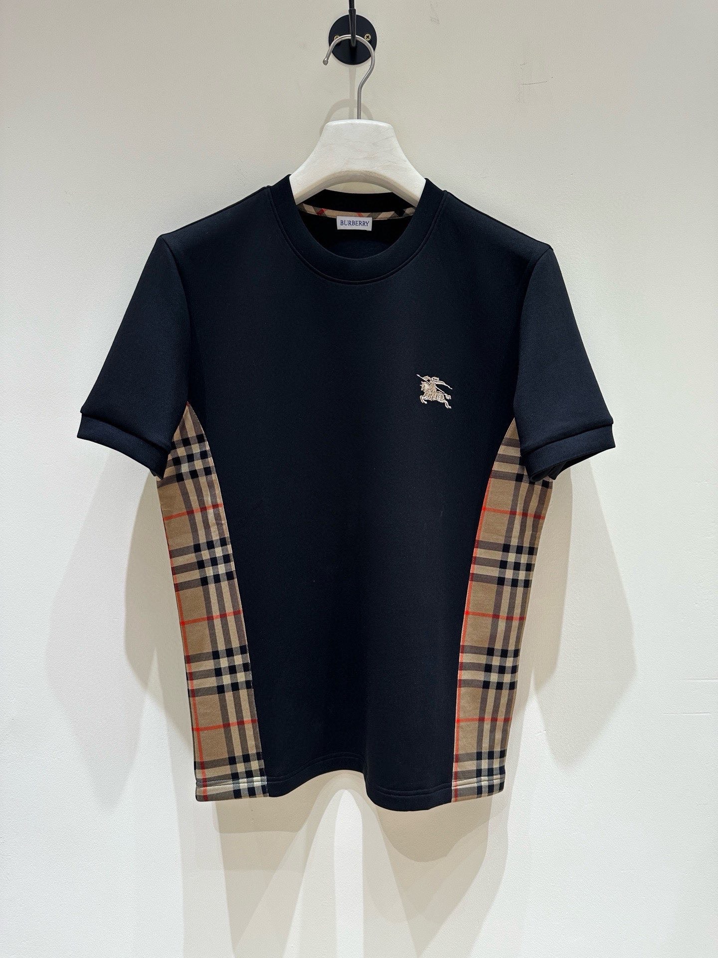 NO:690796,BBR B Home 2025 autumn and winter round neck short-sleeved T-shirt bottoming shirt!  The elemental logo badge highlights the charm of casual fashion, and it still leads the fashion style. It is a good companion... High-count elastic knitted liquid ammonia air layer fabric is supplied by customers. The flat and well-proportioned knitted fabric is light and refreshing, soft and comfortable, and has excellent breathability. It is simple and full of unique charm. The straight-cut version is more suitable for matching with various fashionable styles. The use of machine embroidery highlights the delicate and full texture, bringing a new experience to fashionable sports and leisure!  Size M-3XL 178 140 catties wears L, maximum wears 200 catties, T-shirt, tees, t-shirt,19860909BBR B家 2025秋冬圆领短袖T恤打底衫！元素性的Logo徽章凸显休闲时尚魅力,依然独领时尚风骚.内搭好伴侣… 客供高支弹力针织液氨空气层面料,平整匀称的针织轻薄清爽,柔软舒适,透气性极佳.简洁而富有独特魅力.直裁版型更为适合搭配各种潮流时尚造型. 采用器械刺绣,细腻饱满的质感突显,为时尚运动休闲带来全新体验！ 尺码 M-3XL 178 140斤穿L 最大穿200斤,,T-shirt,tees，t-shirt,,Men's clothing