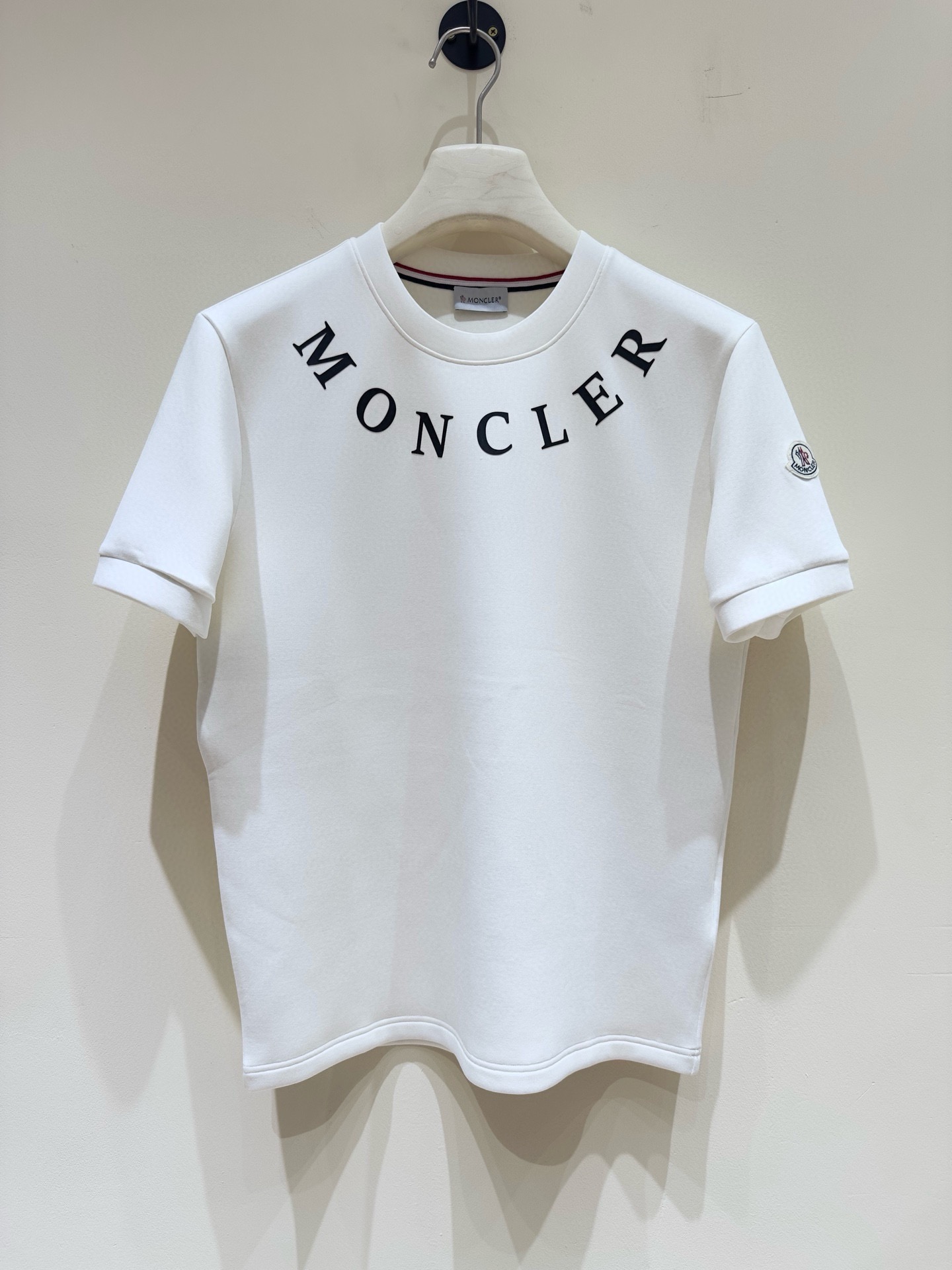 NO:690791,Mon's 2025 autumn and winter round neck short-sleeved T-shirt bottoming shirt!  The elemental logo badge highlights the charm of casual fashion, and it still leads the fashion style. It is a good companion... High-count elastic knitted liquid ammonia air layer fabric is supplied by customers. The flat and well-proportioned knitted fabric is light and refreshing, soft and comfortable, and has excellent breathability. It is simple and full of unique charm. The straight-cut version is more suitable for matching with various fashionable styles. The use of machine embroidery highlights the delicate and full texture, bringing a new experience to fashionable sports and leisure!  Size M-3XL 178 140 catties wears L, maximum wears 200 catties, Moncler, T-shirt, tees, t-shirt,19860909Mon蒙口2025秋冬圆领短袖T恤打底衫！元素性的Logo徽章凸显休闲时尚魅力,依然独领时尚风骚.内搭好伴侣… 客供高支弹力针织液氨空气层面料,平整匀称的针织轻薄清爽,柔软舒适,透气性极佳.简洁而富有独特魅力.直裁版型更为适合搭配各种潮流时尚造型. 采用器械刺绣,细腻饱满的质感突显,为时尚运动休闲带来全新体验！ 尺码 M-3XL 178 140斤穿L 最大穿200斤,,Moncler,T-shirt,tees，t-shirt,,Men's clothing