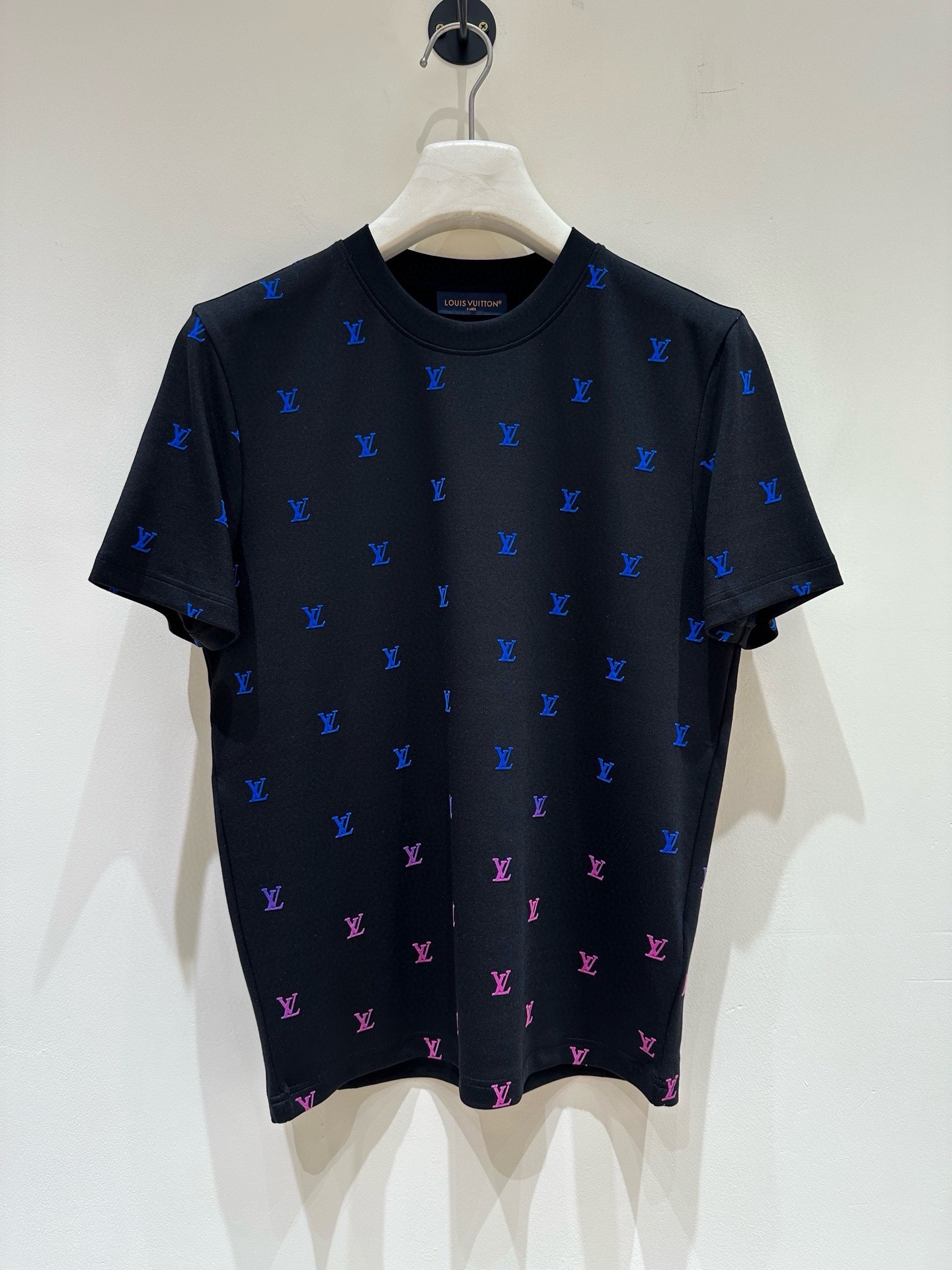 NO:690787,LV Lvjia 2025 autumn and winter round neck short-sleeved T-shirt bottoming shirt!  The elemental logo badge highlights the charm of casual fashion, and it still leads the fashion style. It is a good companion... High-count elastic knitted liquid ammonia air layer fabric is supplied by customers. The flat and well-proportioned knitted fabric is light and refreshing, soft and comfortable, and has excellent breathability. It is simple and full of unique charm. The straight-cut version is more suitable for matching with various fashionable styles. The use of machine embroidery highlights the delicate and full texture, bringing a new experience to fashionable sports and leisure!  Size M-3XL 178 140 catties wears L, maximum wears 200 catties,, louis vuitton, louis vuitton, louis vuitton, T-shirt, tees, t-shirt,19860909LV驴家 2025秋冬圆领短袖T恤打底衫！元素性的Logo徽章凸显休闲时尚魅力,依然独领时尚风骚.内搭好伴侣… 客供高支弹力针织液氨空气层面料,平整匀称的针织轻薄清爽,柔软舒适,透气性极佳.简洁而富有独特魅力.直裁版型更为适合搭配各种潮流时尚造型. 采用器械刺绣,细腻饱满的质感突显,为时尚运动休闲带来全新体验！ 尺码 M-3XL 178 140斤穿L 最大穿200斤,,louis vuitton,louis vuitton,louis vuitton,T-shirt,tees，t-shirt,,Men's clothing