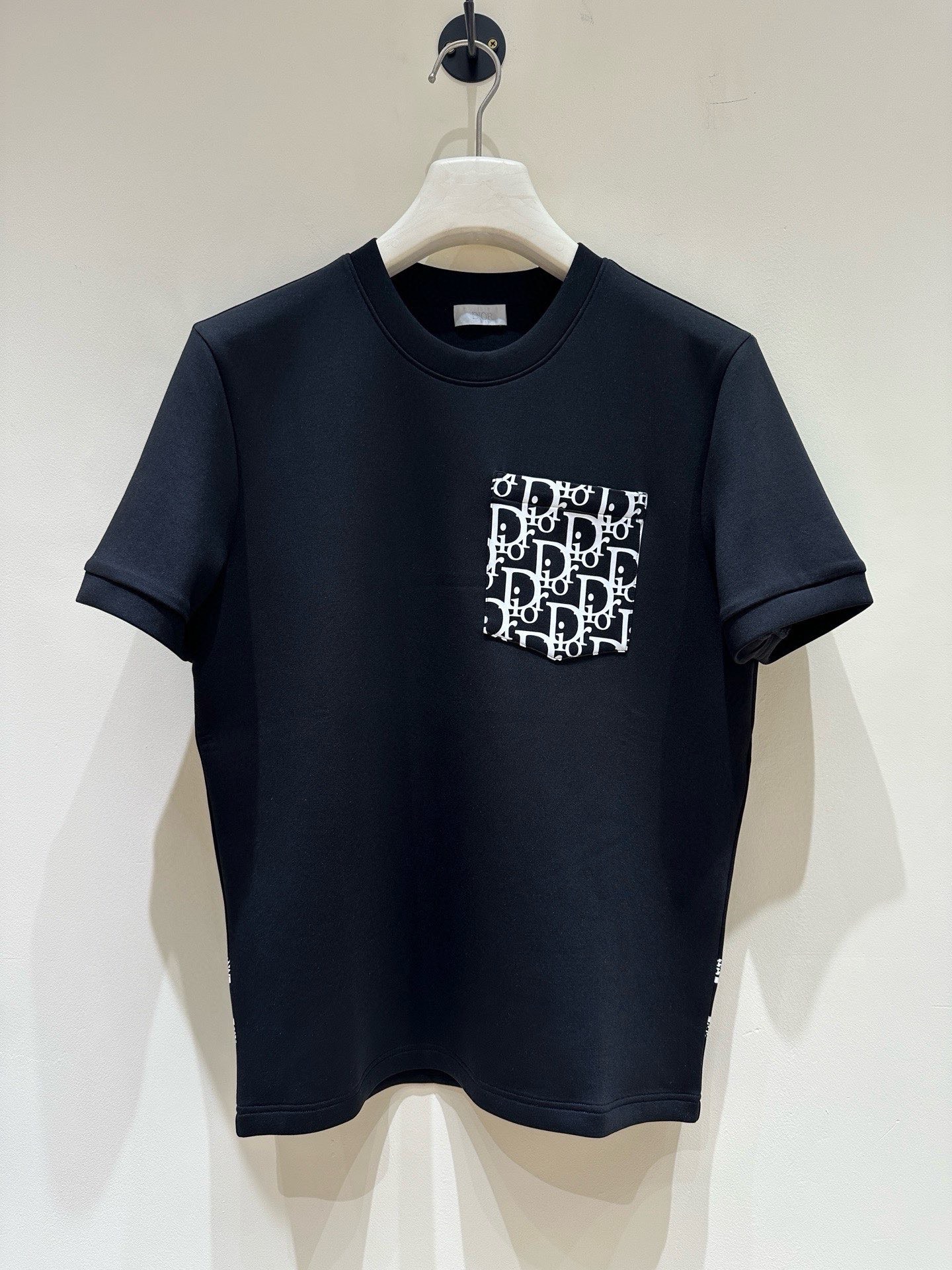 NO:690784,Dior Dior 2025 autumn and winter round neck short-sleeved T-shirt bottoming shirt!  The elemental logo badge highlights the charm of casual fashion, and it still leads the fashion style. It is a good companion... High-count elastic knitted liquid ammonia air layer fabric is supplied by customers. The flat and well-proportioned knitted fabric is light and refreshing, soft and comfortable, and has excellent breathability. It is simple and full of unique charm. The straight-cut version is more suitable for matching with various fashionable styles. The use of machine embroidery highlights the delicate and full texture, bringing a new experience to fashionable sports and leisure!  Size M-3XL 178 140 catties wears L, maximum wears 200 catties, dior, dior, T-shirt, tees, t-shirt,19860909Dior迪家 2025秋冬圆领短袖T恤打底衫！元素性的Logo徽章凸显休闲时尚魅力,依然独领时尚风骚.内搭好伴侣… 客供高支弹力针织液氨空气层面料,平整匀称的针织轻薄清爽,柔软舒适,透气性极佳.简洁而富有独特魅力.直裁版型更为适合搭配各种潮流时尚造型. 采用器械刺绣,细腻饱满的质感突显,为时尚运动休闲带来全新体验！ 尺码 M-3XL 178 140斤穿L 最大穿200斤,,dior,dior,T-shirt,tees，t-shirt,,Men's clothing