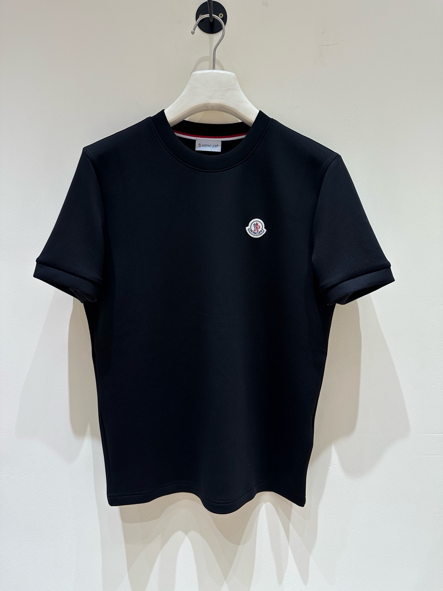 NO:690781,Mon's 2025 autumn and winter round neck short-sleeved T-shirt bottoming shirt!  The elemental logo badge highlights the charm of casual fashion, and it still leads the fashion style. It is a good companion... High-count elastic knitted liquid ammonia air layer fabric is supplied by customers. The flat and well-proportioned knitted fabric is light and refreshing, soft and comfortable, and has excellent breathability. It is simple and full of unique charm. The straight-cut version is more suitable for matching with various fashionable styles. The use of machine embroidery highlights the delicate and full texture, bringing a new experience to fashionable sports and leisure!  Size M-3XL 178 140 catties wears L, maximum wears 200 catties, Moncler, T-shirt, tees, t-shirt,19860909Mon蒙口2025秋冬圆领短袖T恤打底衫！元素性的Logo徽章凸显休闲时尚魅力,依然独领时尚风骚.内搭好伴侣… 客供高支弹力针织液氨空气层面料,平整匀称的针织轻薄清爽,柔软舒适,透气性极佳.简洁而富有独特魅力.直裁版型更为适合搭配各种潮流时尚造型. 采用器械刺绣,细腻饱满的质感突显,为时尚运动休闲带来全新体验！ 尺码 M-3XL 178 140斤穿L 最大穿200斤,,Moncler,T-shirt,tees，t-shirt,,Men's clothing