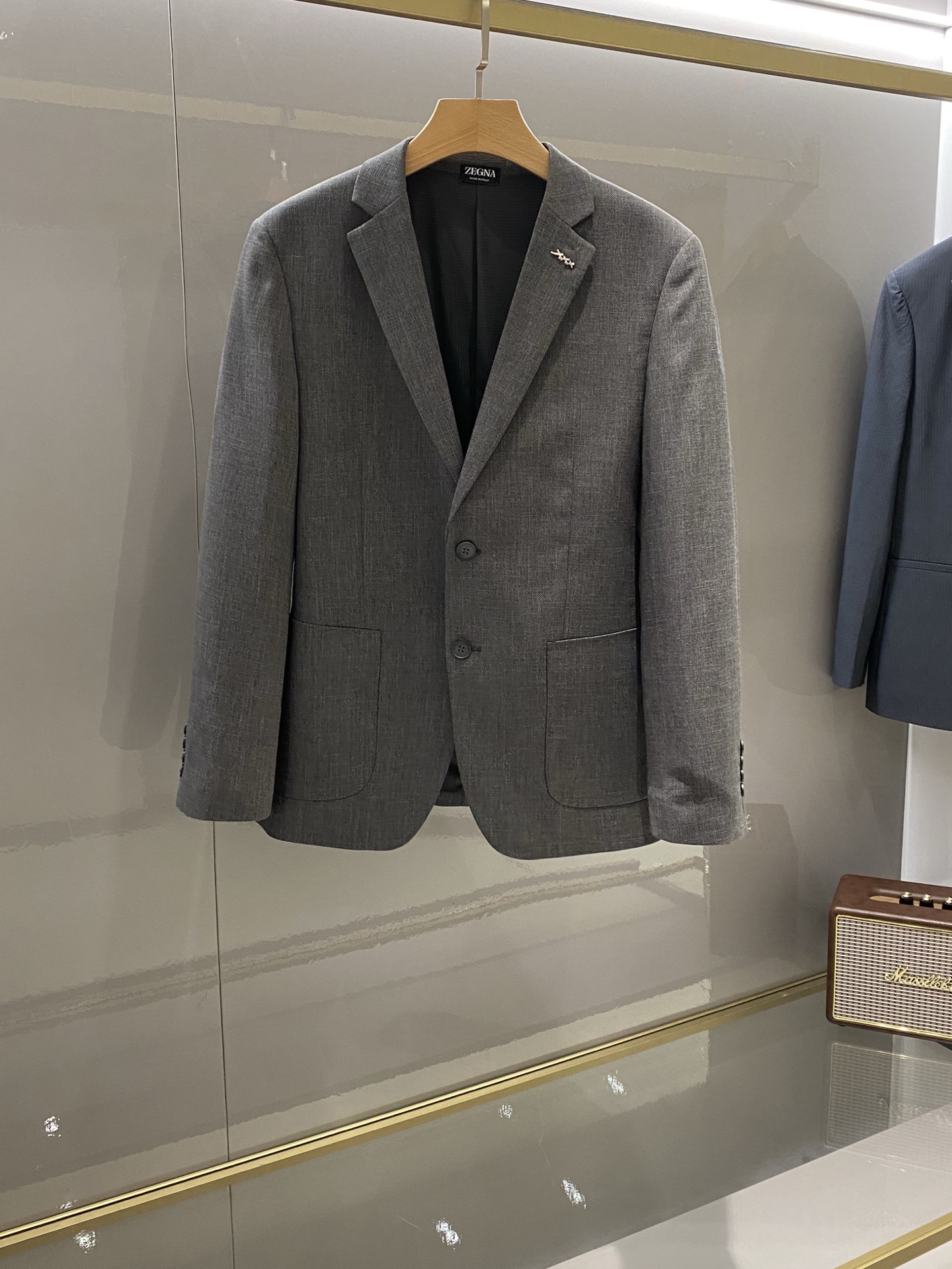 NO:848906,Zegna 26Fw spring and summer new series!  -ZEGN*A men's high-end quality lightweight two-button suit!  xxx series!  A versatile, casual, fashionable and lightweight suit, with a slim fit, smooth and clean lines, stylish and casual, and the upper body is more upright and strong, full of style!  The main line of high-end men's business and leisure products. The exquisite and beautiful ZE xxx brooch of the same series on the chest (optional) is matched to make the whole thing more refined and beautiful. There is no fixed suitable age range for fashion, leisure and elegance, but its fashion performance is diversified, regardless of  Whether it embodies the energetic personality of young people or the calmness and ability of middle-aged people, it can be mastered with ease. The upper body is light and comfortable, unique tailoring and slimming, simple and easy to match, straight shoulder shape, made from an old channel suit factory, with first-class quality control, texture and details. It gives full dignity and nobility.  This light and soft fabric suit is made of 6 linen, 6 Tencel, 8 viscose, 78 polyester, and 2 spandex. The fabric is carefully made and has excellent thermal adjustability and breathability. The unlined upper body is comfortable. The fabric is thin, which does not affect its wearing experience at all. It is thin and light. It has a full sense of verticality!  Its skinny texture is reflected in the tailoring, which depends on a good cutting machine master and a professional suit factory. This is a slim fit and tends to be fashionable and casual. It is no problem for formal occasions. It is suitable for various casual occasions. It is classic and versatile in black. The style is exquisite, fashionable and stylish. It maintains a delicate sense of balance and shows a passion for life. A must-have item for leisure and business!  Color gray Size 48-58 (m ~ 4xl) slim fit 178 catties wears  54 Bust 112 - Shoulder width 47 - Sleeve length 63 - Clothing length 71 56 Bust 116 - Shoulder width 48 - Sleeve length 64 - Clothing length 72 58: Waist circumference 120 - Shoulder width 49 - Sleeve length 65 - Clothing length 73,, business suit, brooch, breastpin,19860909Zegna杰妮亚 26Fw春夏季出品新款系列！-ZEGN*A男士高端品质轻薄款两粒扣西装西服！xxx系列！一款百搭休闲时尚轻薄款西装,修身的版型,线条感流畅干净利落,有款有型潇洒随意,上身更显挺拔矫健,型格十足！ 高端男士商务休闲主线臻品,胸前精致唯美的同系列ZE家xxx胸针（可取）搭配上去让整体会更加精致好看,时尚休闲优雅没有固定的适合的年龄范围,但它的时尚表现是多元化的,不论是体现年轻人的活力个性,还是中年人的沉稳干练,都把握的游刃有余,上身轻便舒适,独特的裁剪修身,简约易搭配,肩型挺括,渠道西装老厂所出,品控质感细节一流.给足体面与尊贵. 这款轻薄柔软面料西服采用6亚麻,6天丝,8粘纤,78聚酯纤维,2氨纶,面料精心制作,具有出色的热调性和透气性,无里布上身舒适.面料属于薄款,-点都不影 响它的着穿感受,薄而轻盈的.垂直感十足！它的骨感体现在版型裁剪上,取决于好的裁床老师傅打版,专业西装厂. 这款属于修身版型,偏向时尚休闲的风格,出席于正装场合都没问题.适合各种休闲场合穿着,经典百搭黑色,款式精致时尚有型,保持微妙的平衡感,展现出对生活充满热情活力.休闲商务必备单品！ 颜色灰色 尺码48-58（m～4xl）修身款 178 斤穿XL 最大穿190斤 48胸围100-肩宽44-袖长60-衣长68 50胸围104-肩宽45-袖长61-衣长69 52胸围108-肩宽46-袖长62-衣长70 54胸围112-肩宽47-袖长63-衣长71 56胸围116-肩宽48-袖长64-衣长72 58: 腰围120-肩宽49-袖长65-衣长73,,business suit,brooch，breastpin,,Men's clothing