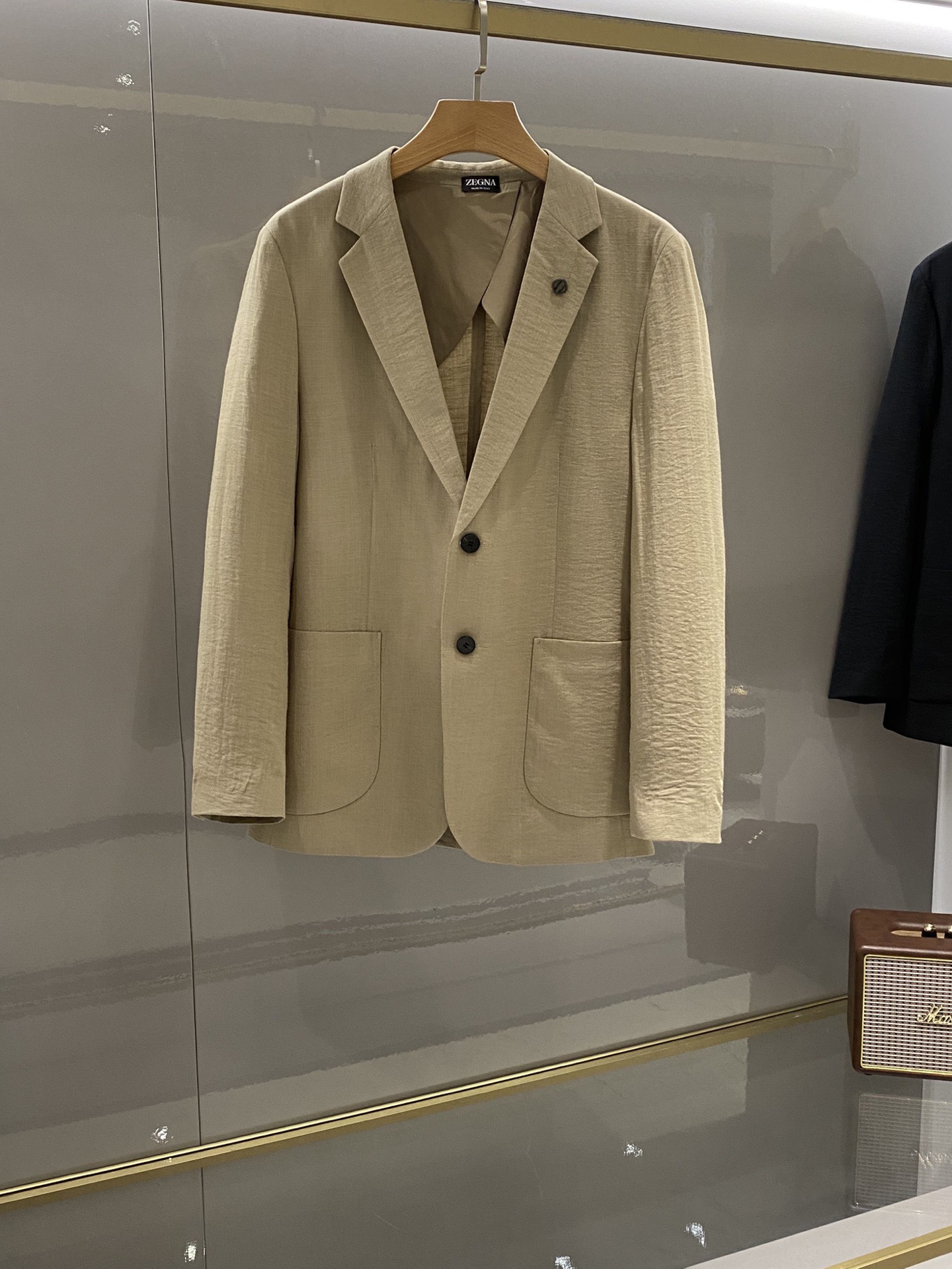 NO:848910,Zegna 26Fw spring and summer new series!  -ZEGN*A men's high-end quality lightweight two-button suit!  xxx series!  A versatile, casual, fashionable and lightweight suit, with a slim fit, smooth and clean lines, stylish and casual, and the upper body is more upright and strong, full of style!  The main line of high-end men's business and leisure products. The exquisite and beautiful ZE xxx brooch of the same series on the chest (optional) is matched to make the whole thing more refined and beautiful. There is no fixed suitable age range for fashion, leisure and elegance, but its fashion performance is diversified, regardless of  Whether it embodies the energetic personality of young people or the calmness and ability of middle-aged people, it can be mastered with ease. The upper body is light and comfortable, unique tailoring and slimming, simple and easy to match, straight shoulder shape, made from an old channel suit factory, with first-class quality control, texture and details. It gives full dignity and nobility.  This light and soft fabric suit is made of 6 linen, 6 Tencel, 8 viscose, 78 polyester, and 2 spandex. The fabric is carefully made and has excellent thermal adjustability and breathability. The unlined upper body is comfortable. The fabric is thin, which does not affect its wearing experience at all. It is thin and light. It has a full sense of verticality!  Its skinny texture is reflected in the tailoring, which depends on a good cutting machine master and a professional suit factory. This is a slim fit and tends to be fashionable and casual. It is no problem for formal occasions. It is suitable for various casual occasions. It is classic and versatile in black. The style is exquisite, fashionable and stylish. It maintains a delicate sense of balance and shows a passion for life. A must-have item for leisure and business!  Color gray Size 48-58 (m ~ 4xl) slim fit 178 catties wears  54 Bust 112 - Shoulder width 47 - Sleeve length 63 - Clothing length 71 56 Bust 116 - Shoulder width 48 - Sleeve length 64 - Clothing length 72 58: Waist circumference 120 - Shoulder width 49 - Sleeve length 65 - Clothing length 73,, business suit, brooch, breastpin,19860909Zegna杰妮亚 26Fw春夏季出品新款系列！-ZEGN*A男士高端品质轻薄款两粒扣西装西服！xxx系列！一款百搭休闲时尚轻薄款西装,修身的版型,线条感流畅干净利落,有款有型潇洒随意,上身更显挺拔矫健,型格十足！ 高端男士商务休闲主线臻品,胸前精致唯美的同系列ZE家xxx胸针（可取）搭配上去让整体会更加精致好看,时尚休闲优雅没有固定的适合的年龄范围,但它的时尚表现是多元化的,不论是体现年轻人的活力个性,还是中年人的沉稳干练,都把握的游刃有余,上身轻便舒适,独特的裁剪修身,简约易搭配,肩型挺括,渠道西装老厂所出,品控质感细节一流.给足体面与尊贵. 这款轻薄柔软面料西服采用6亚麻,6天丝,8粘纤,78聚酯纤维,2氨纶,面料精心制作,具有出色的热调性和透气性,无里布上身舒适.面料属于薄款,-点都不影 响它的着穿感受,薄而轻盈的.垂直感十足！它的骨感体现在版型裁剪上,取决于好的裁床老师傅打版,专业西装厂. 这款属于修身版型,偏向时尚休闲的风格,出席于正装场合都没问题.适合各种休闲场合穿着,经典百搭黑色,款式精致时尚有型,保持微妙的平衡感,展现出对生活充满热情活力.休闲商务必备单品！ 颜色灰色 尺码48-58（m～4xl）修身款 178 斤穿XL 最大穿190斤 48胸围100-肩宽44-袖长60-衣长68 50胸围104-肩宽45-袖长61-衣长69 52胸围108-肩宽46-袖长62-衣长70 54胸围112-肩宽47-袖长63-衣长71 56胸围116-肩宽48-袖长64-衣长72 58: 腰围120-肩宽49-袖长65-衣长73,,business suit,brooch，breastpin,,Men's clothing