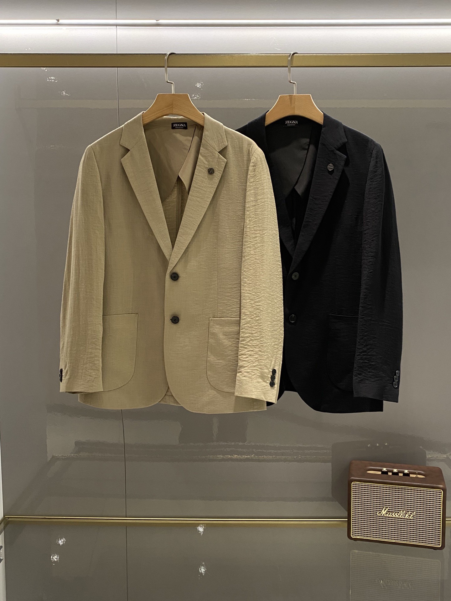 NO:848913,Zegna 26Fw spring and summer new series!  -ZEGN*A men's high-end quality lightweight two-button suit!  xxx series!  A versatile, casual, fashionable and lightweight suit, with a slim fit, smooth and clean lines, stylish and casual, and the upper body is more upright and strong, full of style!  The main line of high-end men's business and leisure products. The exquisite and beautiful ZE xxx brooch of the same series on the chest (optional) is matched to make the whole thing more refined and beautiful. There is no fixed suitable age range for fashion, leisure and elegance, but its fashion performance is diversified, regardless of  Whether it embodies the energetic personality of young people or the calmness and ability of middle-aged people, it can be mastered with ease. The upper body is light and comfortable, unique tailoring and slimming, simple and easy to match, straight shoulder shape, made from an old channel suit factory, with first-class quality control, texture and details. It gives full dignity and nobility.  This light and soft fabric suit is made of 6 linen, 6 Tencel, 8 viscose, 78 polyester, and 2 spandex. The fabric is carefully made and has excellent thermal adjustability and breathability. The unlined upper body is comfortable. The fabric is thin, which does not affect its wearing experience at all. It is thin and light. It has a full sense of verticality!  Its skinny texture is reflected in the tailoring, which depends on a good cutting machine master and a professional suit factory. This is a slim fit and tends to be fashionable and casual. It is no problem for formal occasions. It is suitable for various casual occasions. It is classic and versatile in black. The style is exquisite, fashionable and stylish. It maintains a delicate sense of balance and shows a passion for life. A must-have item for leisure and business!  Color gray Size 48-58 (m ~ 4xl) slim fit 178 catties wears  54 Bust 112 - Shoulder width 47 - Sleeve length 63 - Clothing length 71 56 Bust 116 - Shoulder width 48 - Sleeve length 64 - Clothing length 72 58: Waist circumference 120 - Shoulder width 49 - Sleeve length 65 - Clothing length 73,, business suit, brooch, breastpin,19860909Zegna杰妮亚 26Fw春夏季出品新款系列！-ZEGN*A男士高端品质轻薄款两粒扣西装西服！xxx系列！一款百搭休闲时尚轻薄款西装,修身的版型,线条感流畅干净利落,有款有型潇洒随意,上身更显挺拔矫健,型格十足！ 高端男士商务休闲主线臻品,胸前精致唯美的同系列ZE家xxx胸针（可取）搭配上去让整体会更加精致好看,时尚休闲优雅没有固定的适合的年龄范围,但它的时尚表现是多元化的,不论是体现年轻人的活力个性,还是中年人的沉稳干练,都把握的游刃有余,上身轻便舒适,独特的裁剪修身,简约易搭配,肩型挺括,渠道西装老厂所出,品控质感细节一流.给足体面与尊贵. 这款轻薄柔软面料西服采用6亚麻,6天丝,8粘纤,78聚酯纤维,2氨纶,面料精心制作,具有出色的热调性和透气性,无里布上身舒适.面料属于薄款,-点都不影 响它的着穿感受,薄而轻盈的.垂直感十足！它的骨感体现在版型裁剪上,取决于好的裁床老师傅打版,专业西装厂. 这款属于修身版型,偏向时尚休闲的风格,出席于正装场合都没问题.适合各种休闲场合穿着,经典百搭黑色,款式精致时尚有型,保持微妙的平衡感,展现出对生活充满热情活力.休闲商务必备单品！ 颜色灰色 尺码48-58（m～4xl）修身款 178 斤穿XL 最大穿190斤 48胸围100-肩宽44-袖长60-衣长68 50胸围104-肩宽45-袖长61-衣长69 52胸围108-肩宽46-袖长62-衣长70 54胸围112-肩宽47-袖长63-衣长71 56胸围116-肩宽48-袖长64-衣长72 58: 腰围120-肩宽49-袖长65-衣长73,,business suit,brooch，breastpin,,Men's clothing