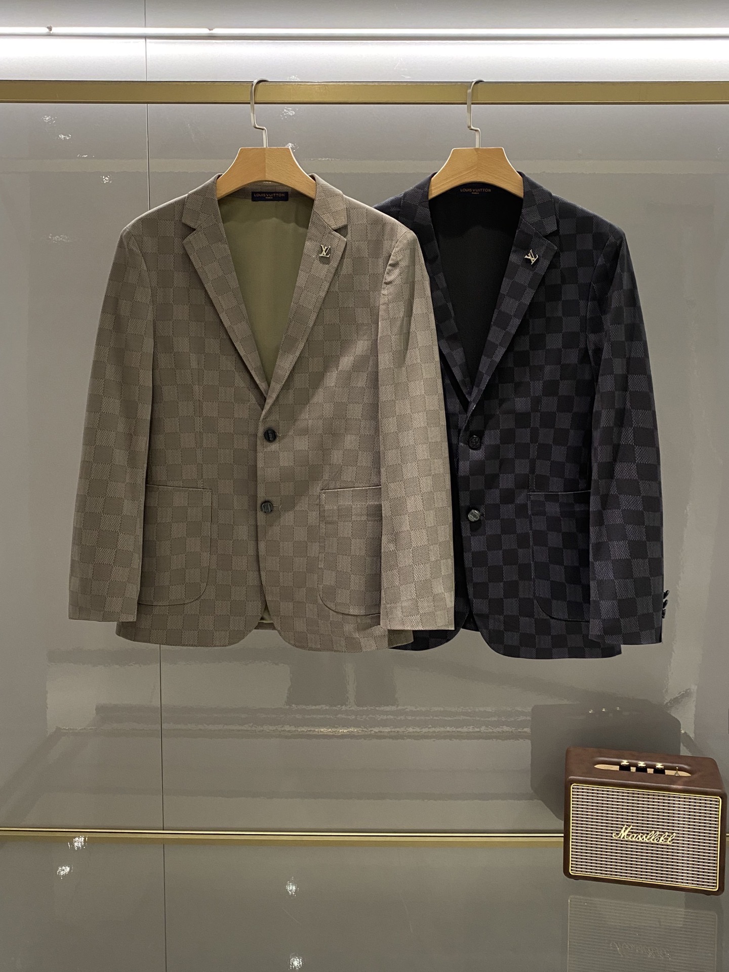 NO:848916,LV Lvjia 26Fw spring and summer new series!  -Loui*s men's high-quality light luxury fashion elite gentleman's suit, urban fashion casual slim fit two-button suit!  The whole suit is fresh and elegant, a luxurious and trendy look for men. The upper body is handsome and stylish. The jacquard checkerboard pattern all over the body can perfectly blend with various occasions. The upper body is light and stylish, low-key yet luxurious, and easy to control!  1L's suits are famous for their exquisite craftsmanship and elegant styles. High-end men's business main line products, suits chosen by elites in the men's clothing industry, a casual single suit with high practicality. Slim fit version, exquisite notched neckline, exquisite and unique collar  Midea's LV metal LOGO brooch can be easily disassembled and continues its contemporary style. It becomes the visual focus with its slim tailoring and unique button design. It is produced by an old channel suit factory and has first-class quality control, texture and details. It gives it full dignity and nobility.  This suit is carefully made of high-quality 12 Tencel, 80% polyester fiber, and 8% spandex. It has a wide, slim-fitting jacquard checkerboard pattern all over the body. The fabric feels soft and comfortable, and the upper body is light, stylish and handsome!  The fabric is comfortable and easy to wear, and has strong wrinkle resistance. The higher the quality and texture of the suit, the lining is satin lining, and the hemming is exquisite and exquisite. Its texture is reflected in the pattern cutting, which depends on a good cutting machine master and a professional suit factory. This is a slim fit, with a trendy and casual style, and it is no problem to attend formal occasions. Classic and versatile black, fashionable and stylish, showing a passion for life. Color Khaki Black  Sizes 48～58 (m-4xl) Slim fit 178 catties wears XL, maximum wear is 190 catties 48 Bust 98 - Shoulder width 43 - Sleeve length 60 - Clothing length 67 50 Bust 102 - Shoulder width 44 - Sleeve length 61 - Clothing length 68 52 Bust 106 - Shoulder width 45 - Sleeve length 62 - Clothing length 69  54 Bust 110 - Shoulder width 46 - Sleeve length 63 - Clothing length 70 56: Bust 114 - Shoulder width 47 - Sleeve length 64 - Clothing length 71 58: Bust 118 - Shoulder width 48 - Sleeve length 65 - Clothing length 72,,louis vuitton,louis vuitton,louis vuitton,louis vuitton,louis vuitton,business  suit, brooch, breastpin,19860909LV驴家 26Fw春夏季出品新款系列！-Loui*s男士高品质轻奢时尚精英绅士西装西服,都市时尚休闲修身合体的版型两粒扣西服！整件西服清新优雅,男士奢潮穿搭,上身帅气有型,满身提花棋盘格图案能完美融合各种场合,上身轻薄有型,低调却不失奢华感,轻松驾驭！ 1L家西服以精湛工艺和优雅款式驰名.高端男士商务主线臻品,男装界精英之选的西服,一款实用率超高的休闲单西.修身合体的版型,平驳领口精致,衣领精致唯美的LV家金属LOGO胸针,可轻松拆卸,续写当代风范,以修身的裁剪与独特的纽扣设计成为视觉焦点.渠道西装老厂所出,品控质感细节一流.给足体面与尊贵. 此款西服甄选优质12天丝,80聚酯纤维,8氨纶精心制作.满身提花棋盘格图案挺阔的修身版型,面料手感柔软舒适,上身轻盈有型又帅气！面料舒服又好穿,抗皱性强,越是品质好有质感的西装,内里贡缎里布,包边精致做工精湛,它的骨感体现在版型裁剪上,取决于好的裁床老师傅打版,专业西装厂. 这款属于修身版型,偏向时尚休闲的风格,出席于正装场合都没问题.经典百搭黑色,款式时尚有型,展现出对生活充满热情活力. 颜色卡其色黑色 尺码48～58（m-4xl）修身款 178 斤穿XL 最大穿190斤 48胸围98-肩宽43-袖长60-衣长67 50胸围102-肩宽44-袖长61-衣长68 52胸围106-肩宽45-袖长62-衣长69 54胸围110-肩宽46-袖长63-衣长70 56: 胸围114-肩宽47-袖长64-衣长71 58: 胸围118-肩宽48-袖长65-衣长72,,louis vuitton,louis vuitton,louis vuitton,louis vuitton,louis vuitton,business suit,brooch，breastpin,,Men's clothing